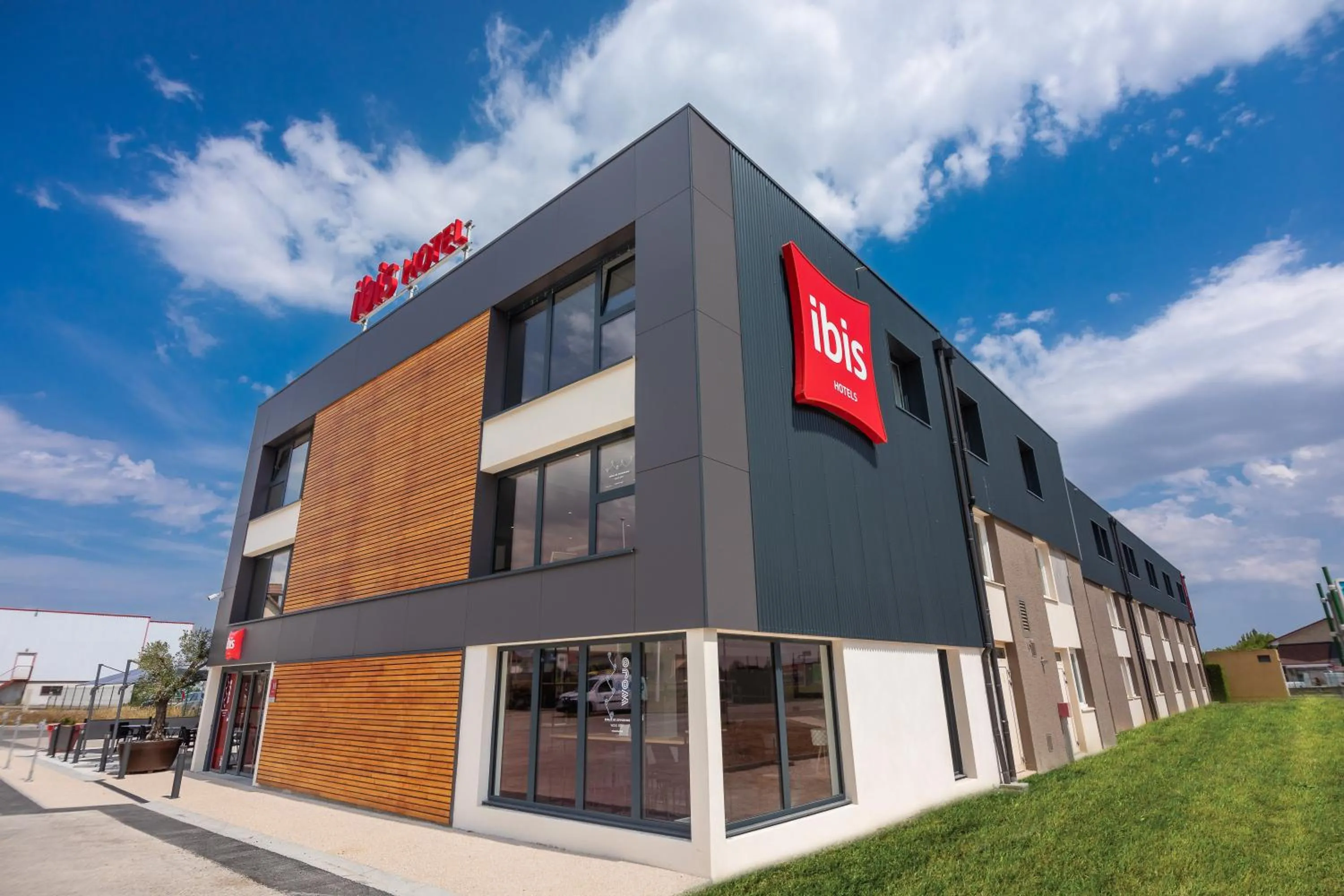 Property building in ibis Dijon Sud