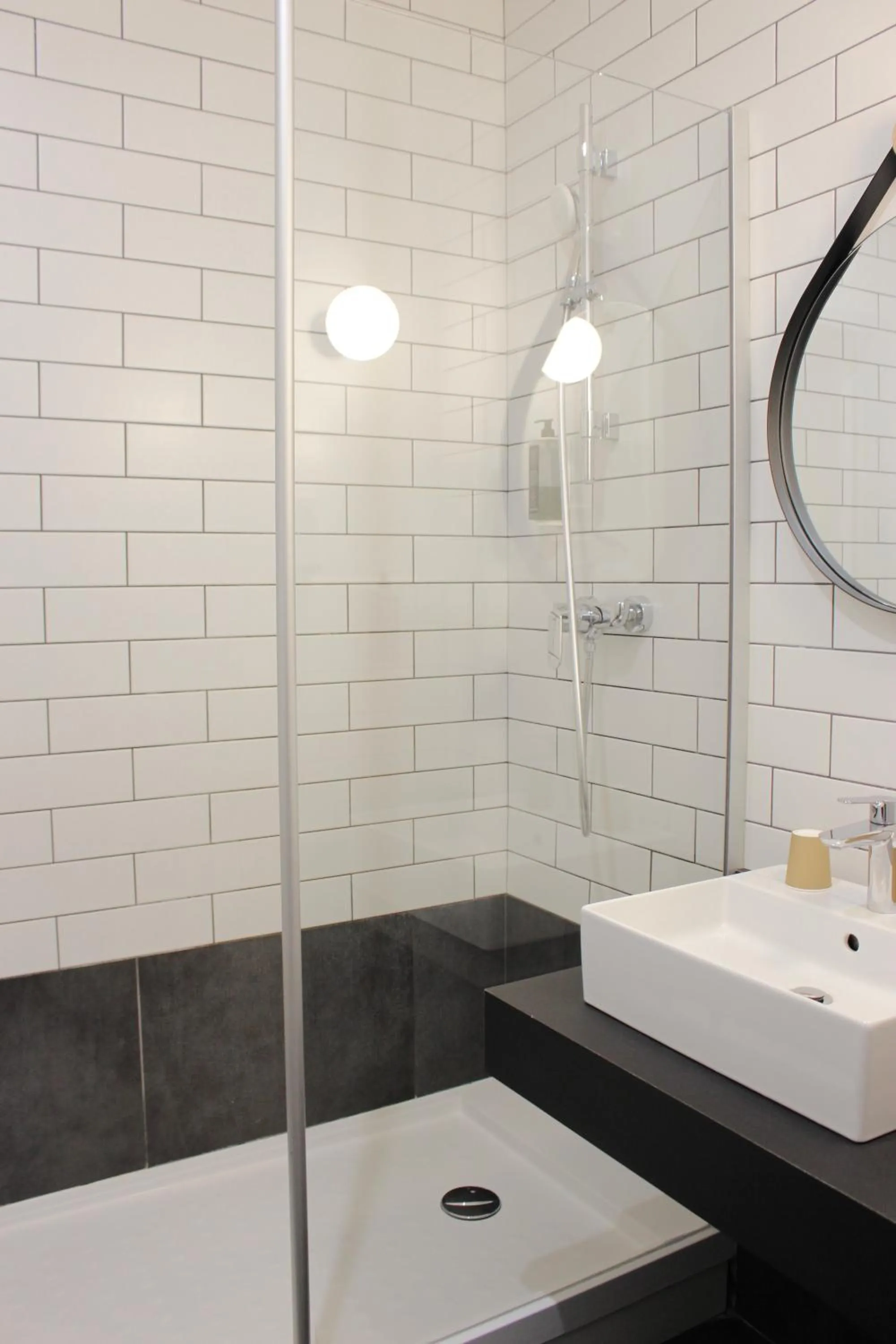 Bathroom in ibis Dijon Sud