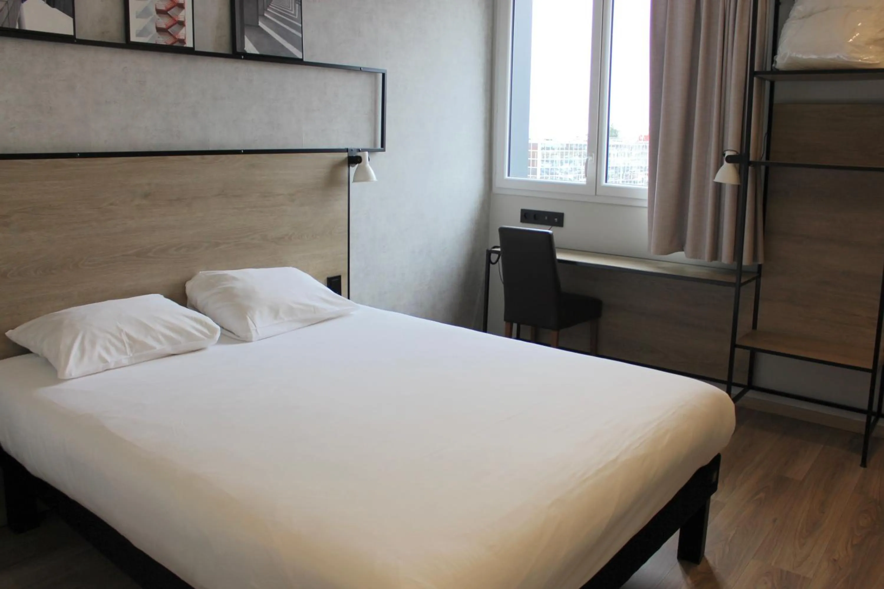 Bed in ibis Dijon Sud