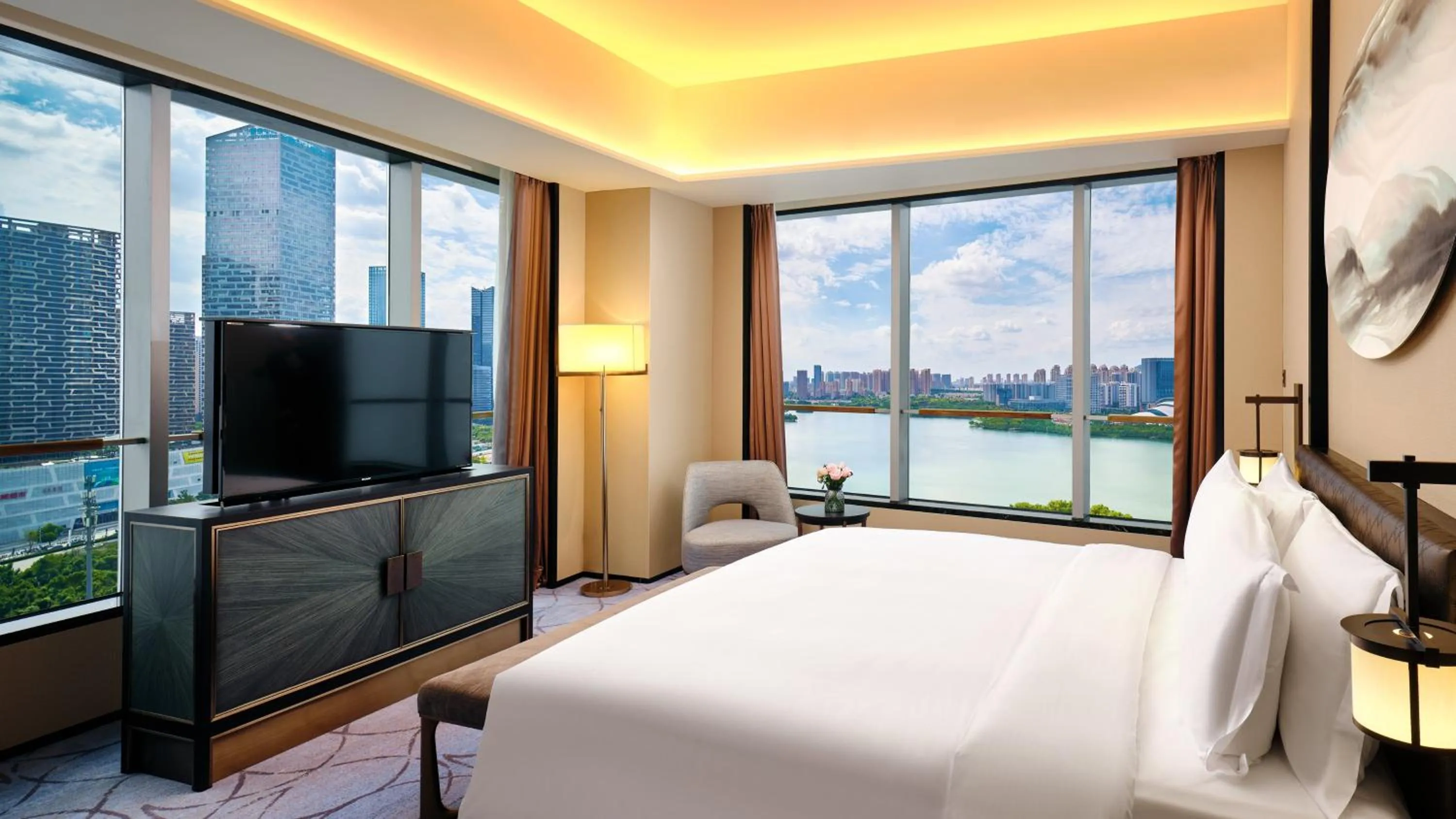 Photo of the whole room, Bed in InterContinental Hefei by IHG