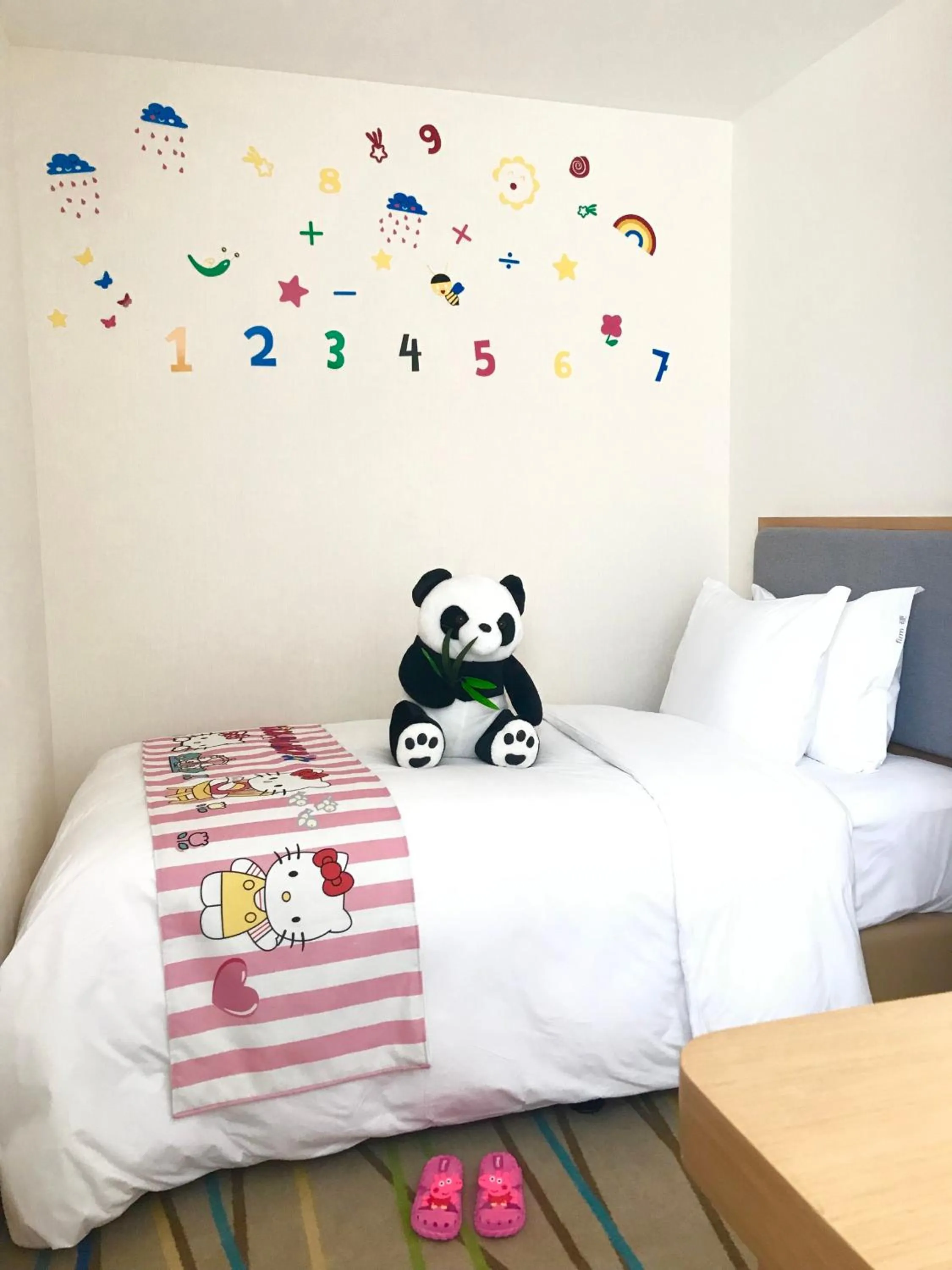 Photo of the whole room, Bed in Holiday Inn Express - Ya'an City Center by IHG