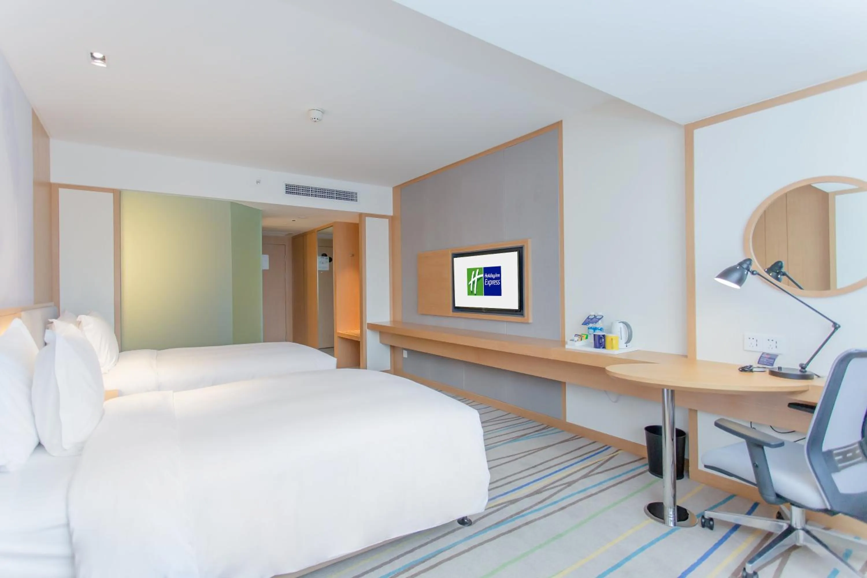 Photo of the whole room, Bed in Holiday Inn Express - Ya'an City Center by IHG