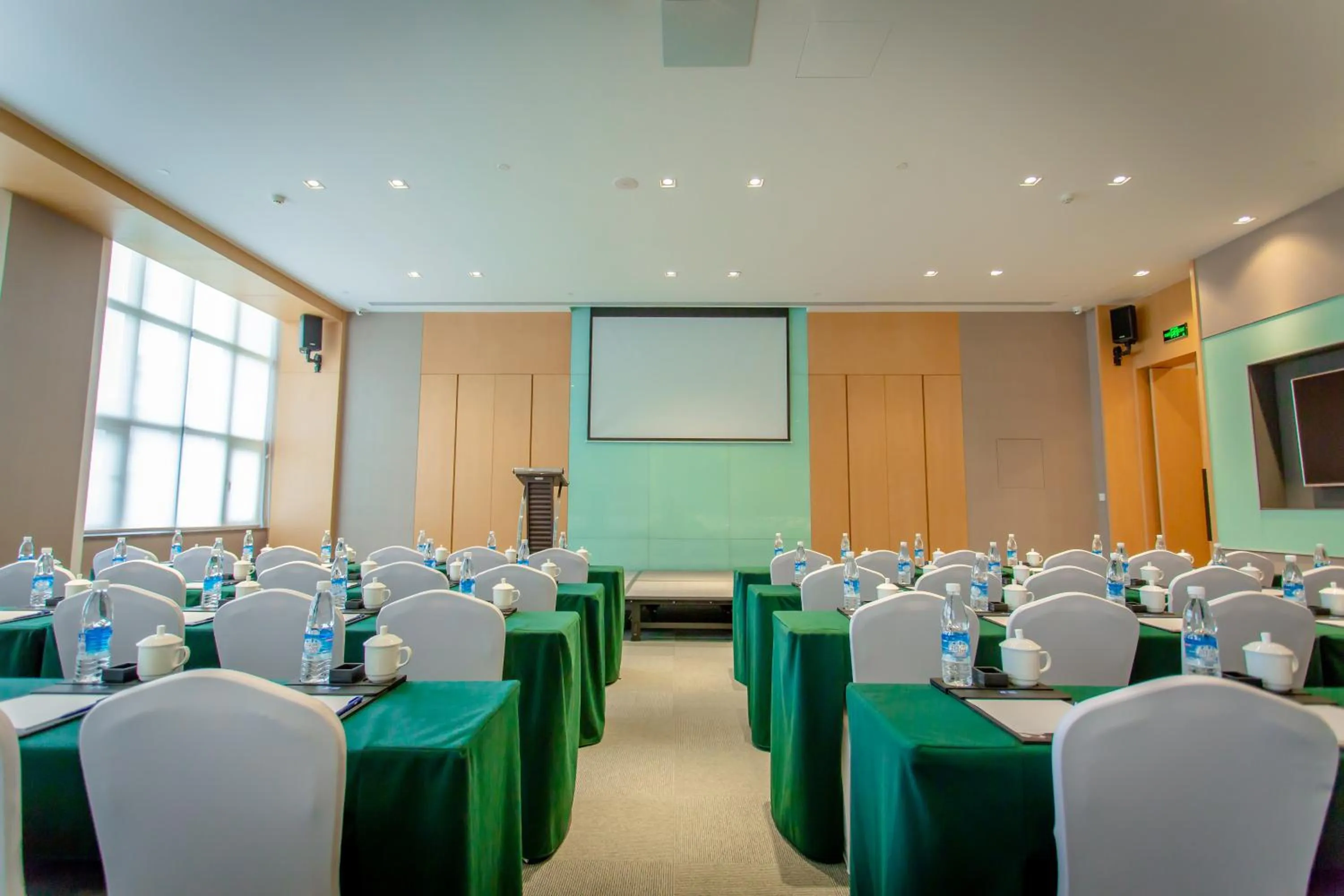 Meeting/conference room in Holiday Inn Express - Ya'an City Center by IHG