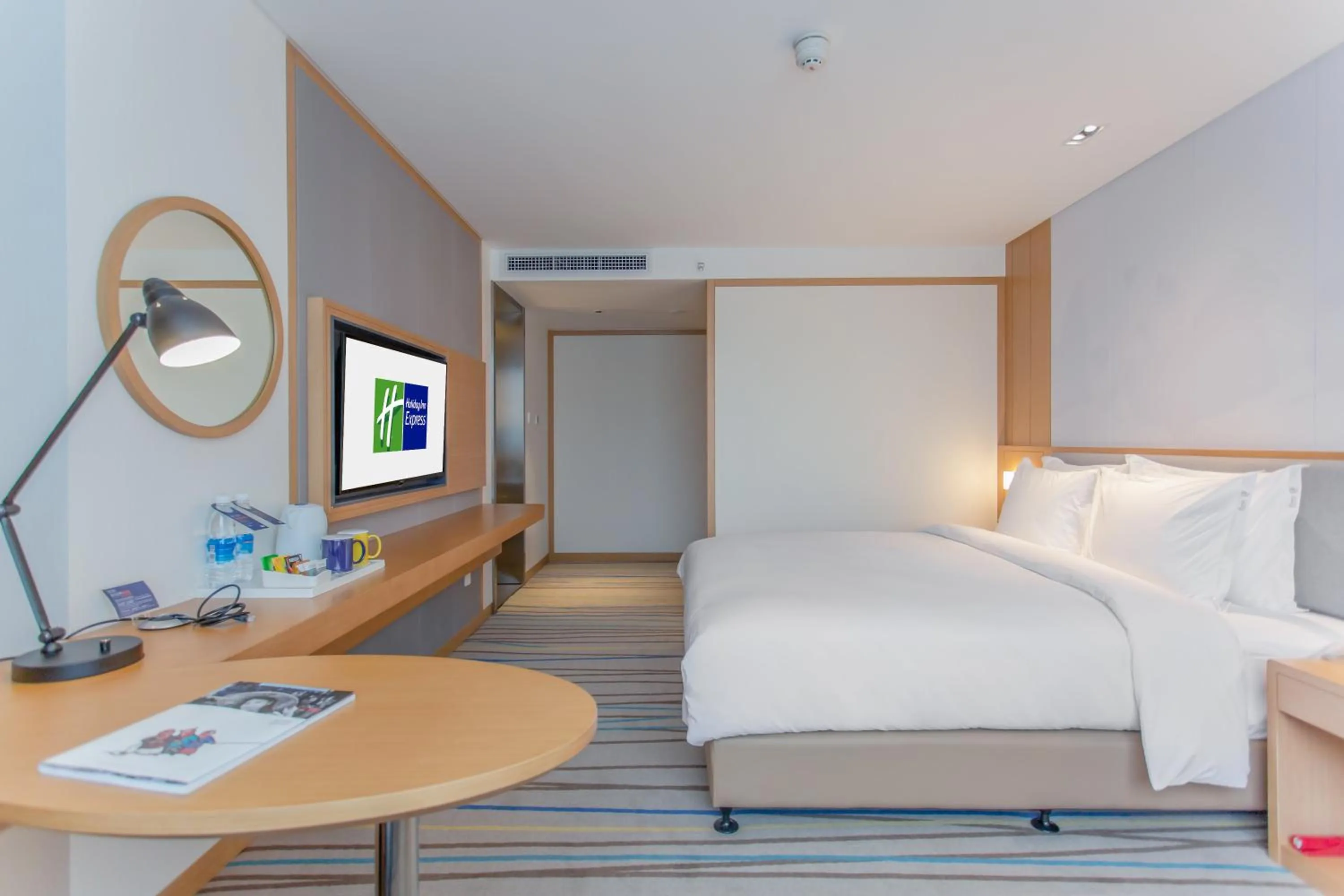 Photo of the whole room, Bed in Holiday Inn Express - Ya'an City Center by IHG