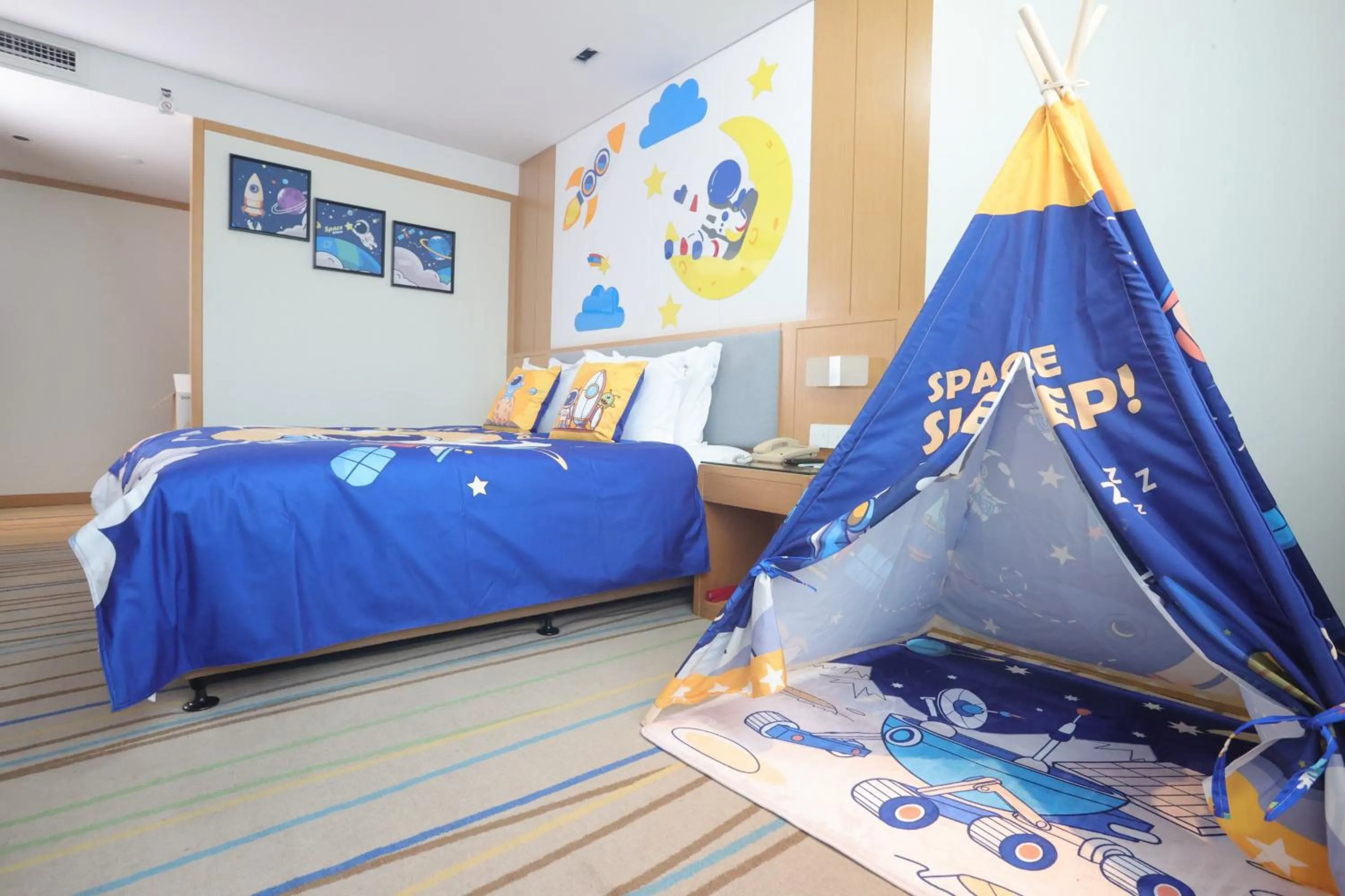 Photo of the whole room, Bed in Holiday Inn Express - Ya'an City Center by IHG