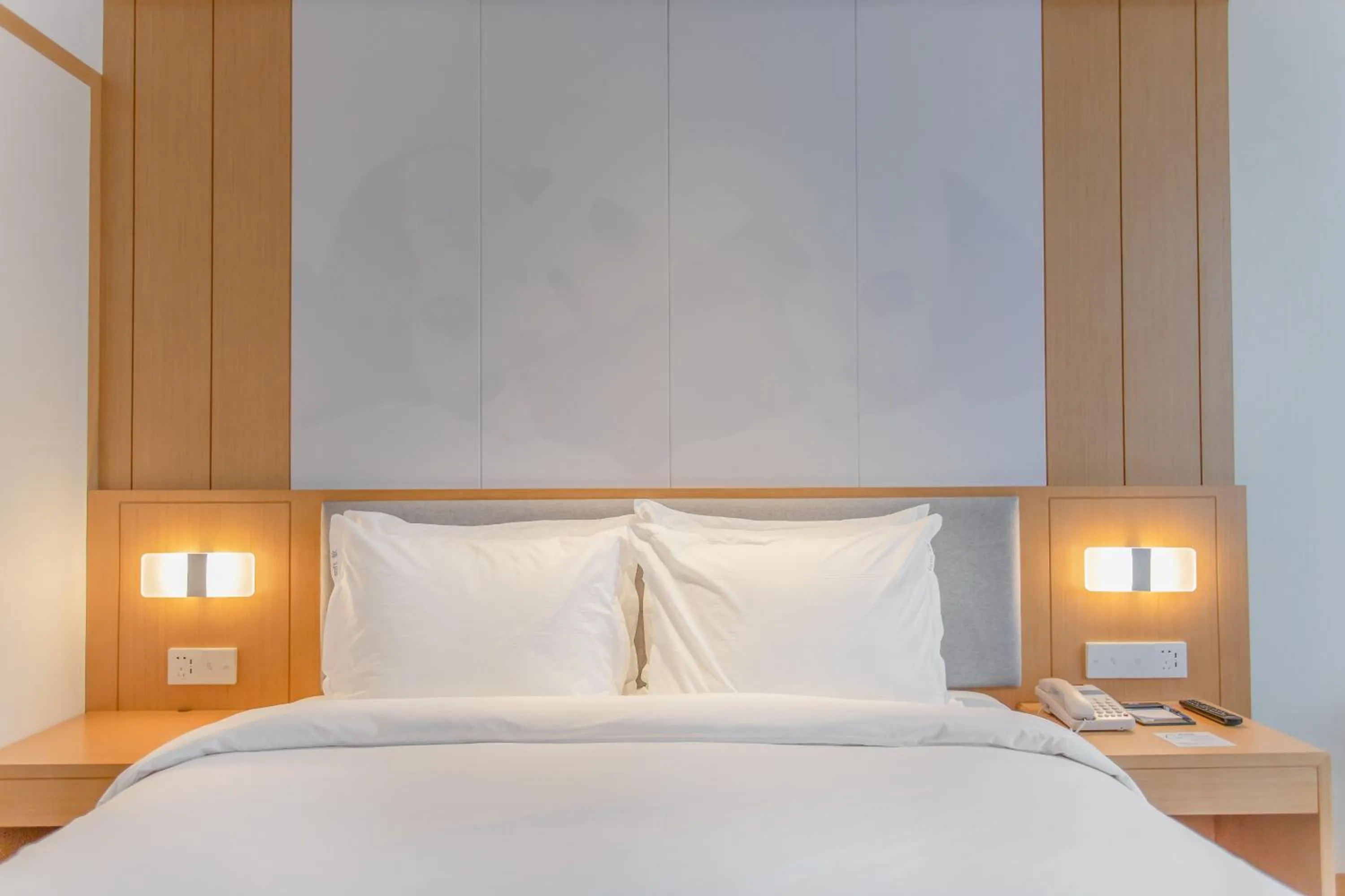 Photo of the whole room, Bed in Holiday Inn Express - Ya'an City Center by IHG