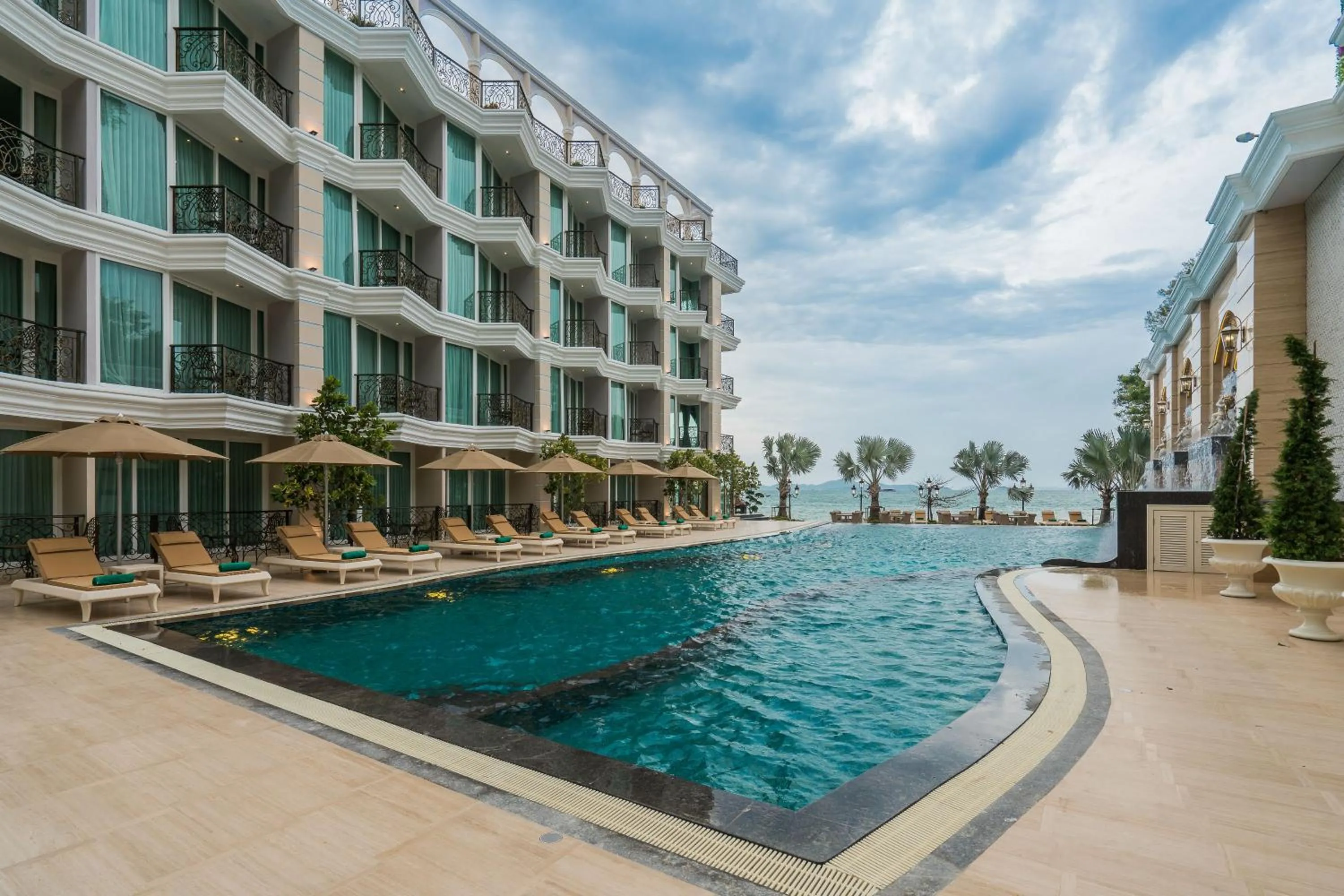 Swimming pool in LK Emerald Beach - SHA Extra Plus