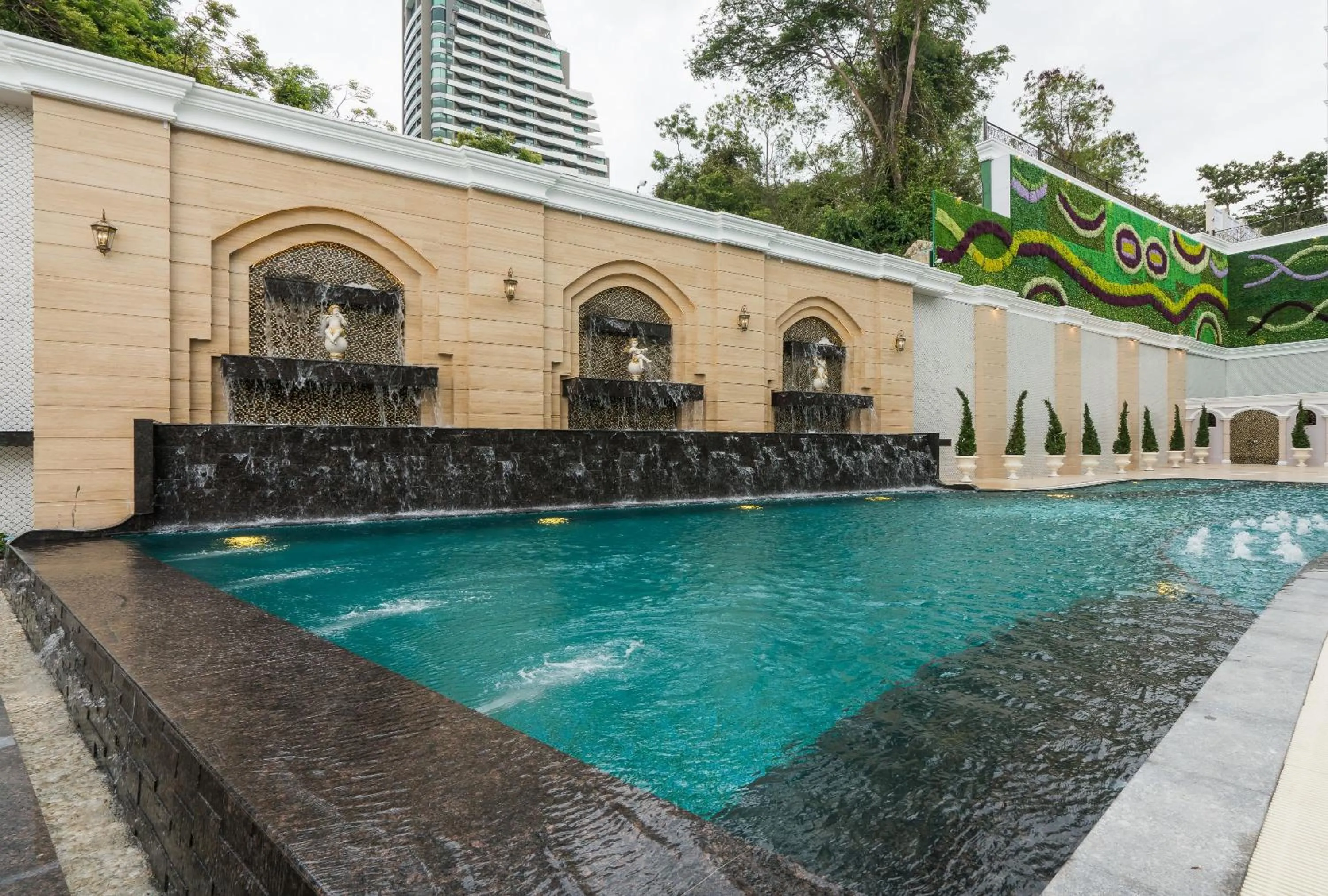 Swimming pool in LK Emerald Beach - SHA Extra Plus