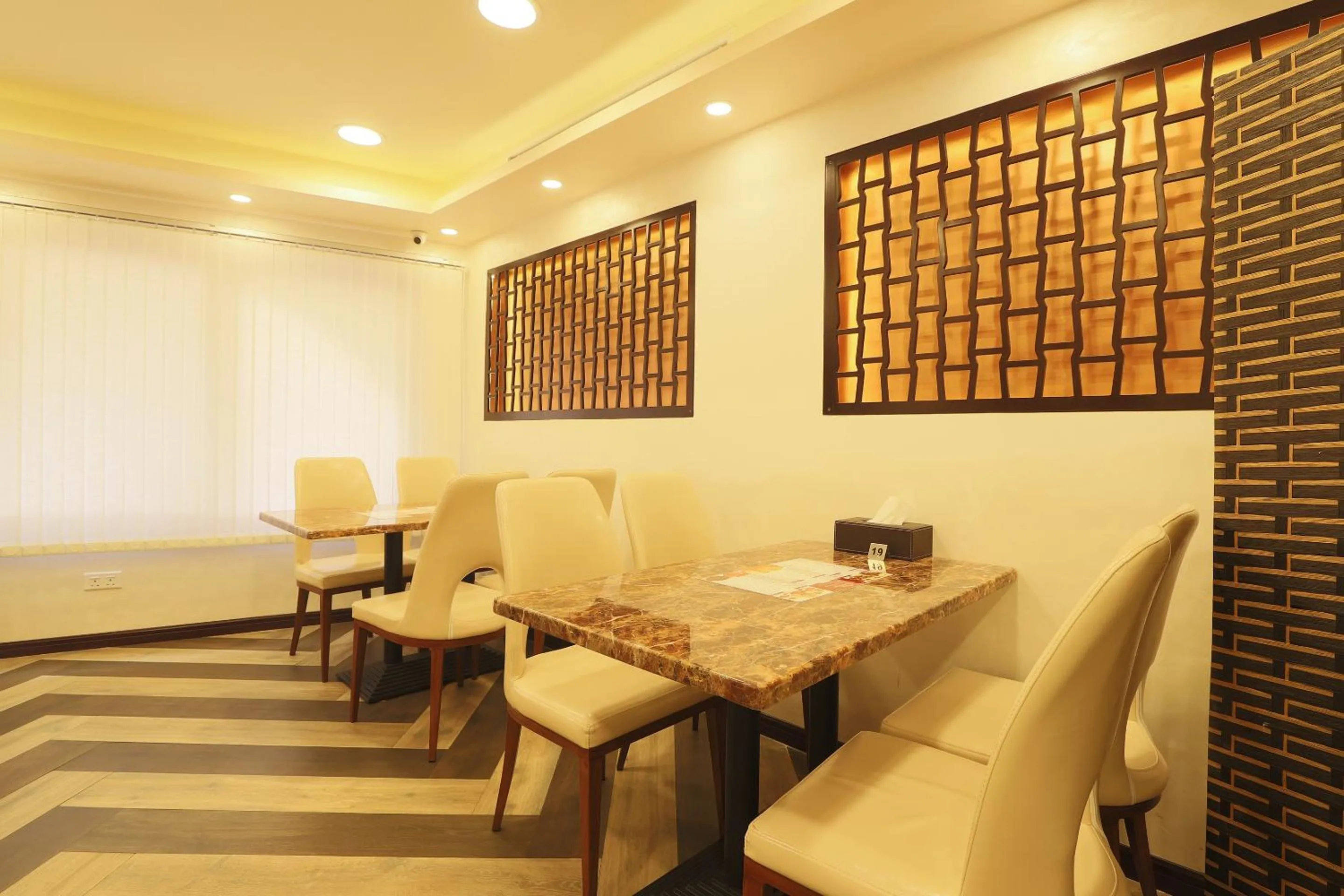 Restaurant/places to eat in 24 Gold Hotel