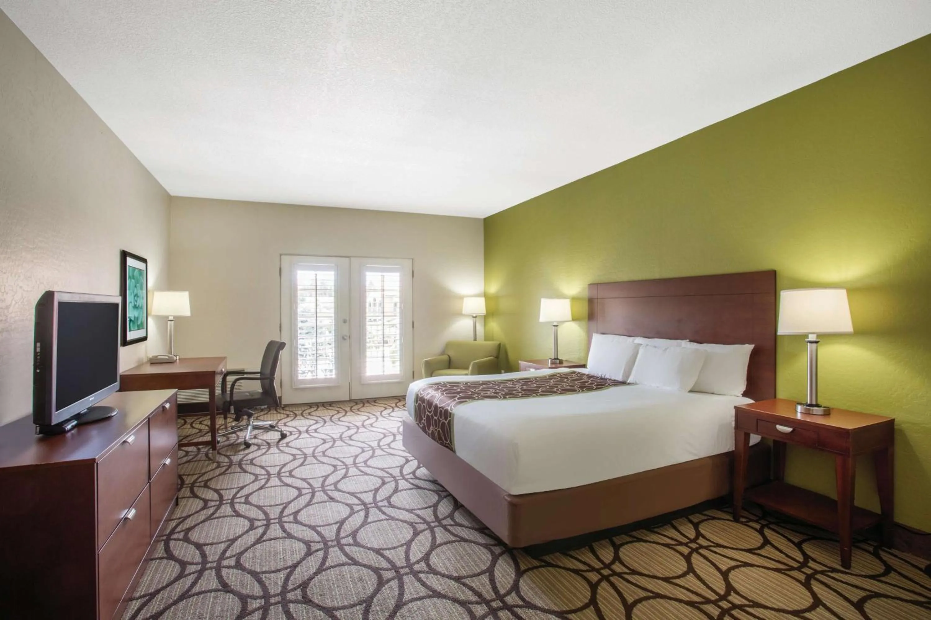 Photo of the whole room, Bed in La Quinta by Wyndham Conference Center Prescott