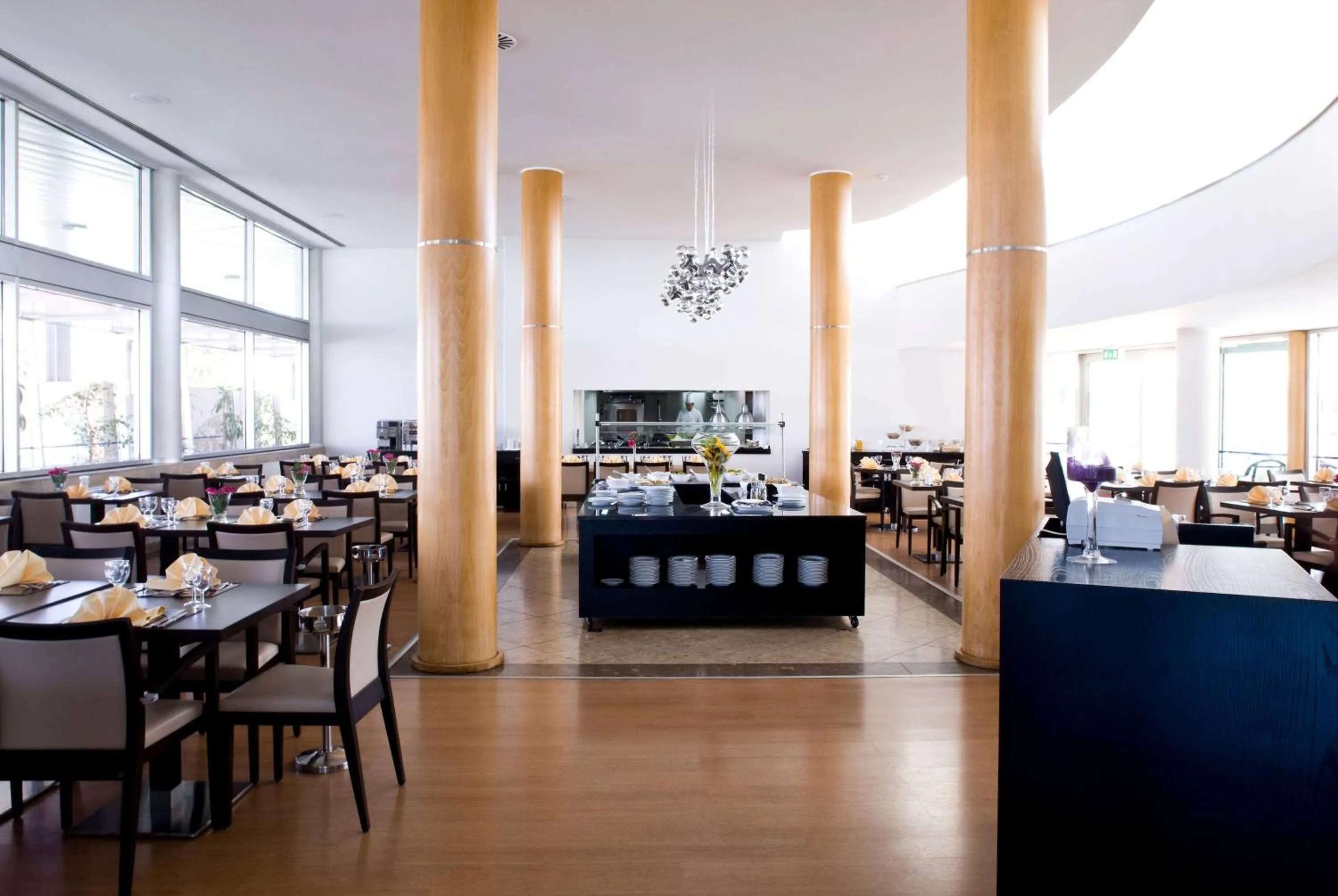 Restaurant/places to eat in TRYP by Wyndham Porto Expo Hotel