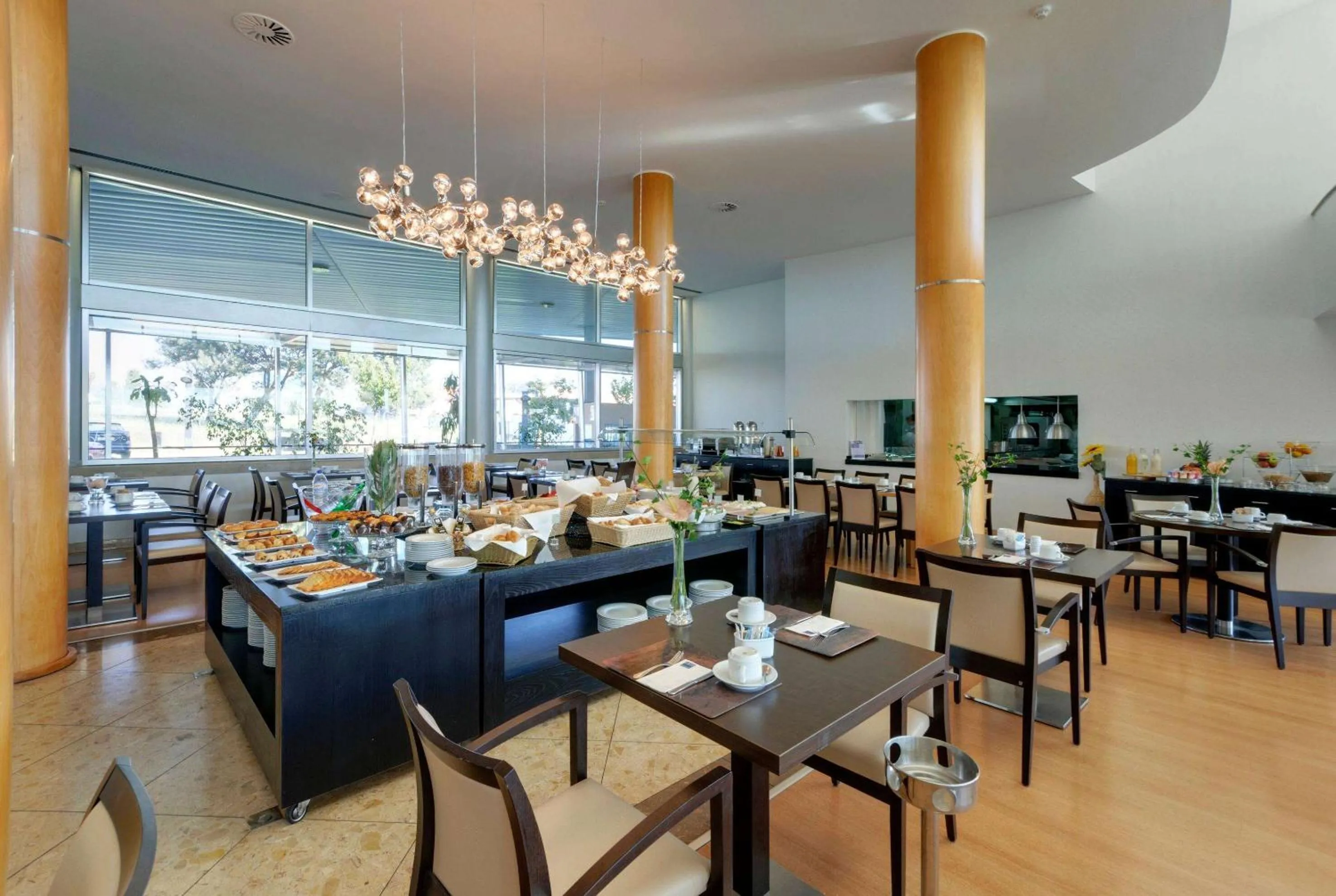 Restaurant/places to eat in TRYP by Wyndham Porto Expo Hotel