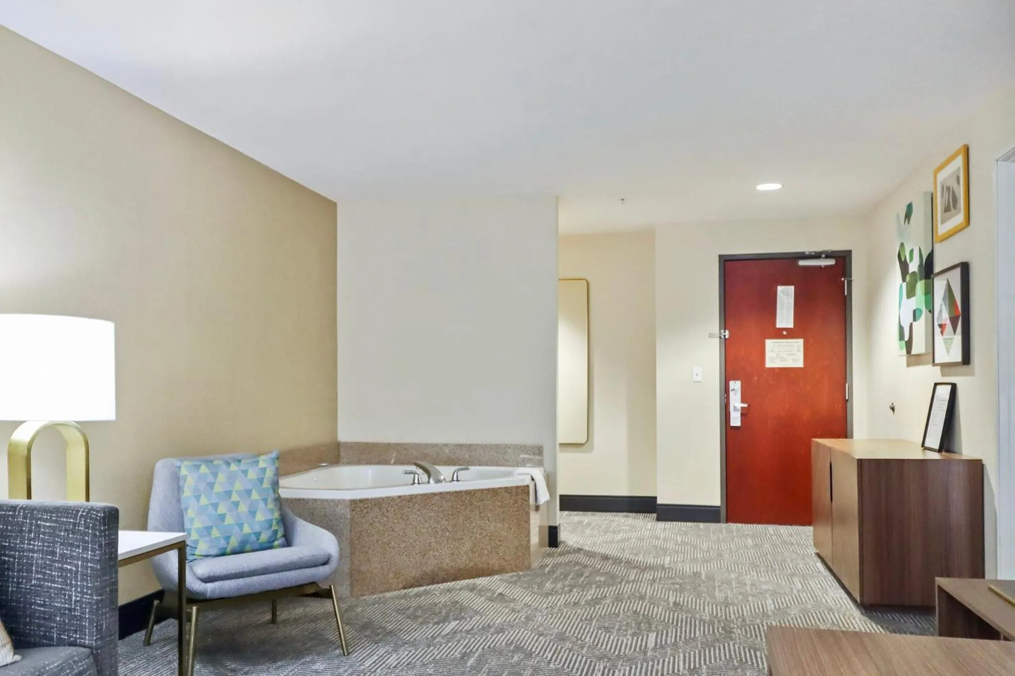 Photo of the whole room, Bed in Holiday Inn Quincy by IHG