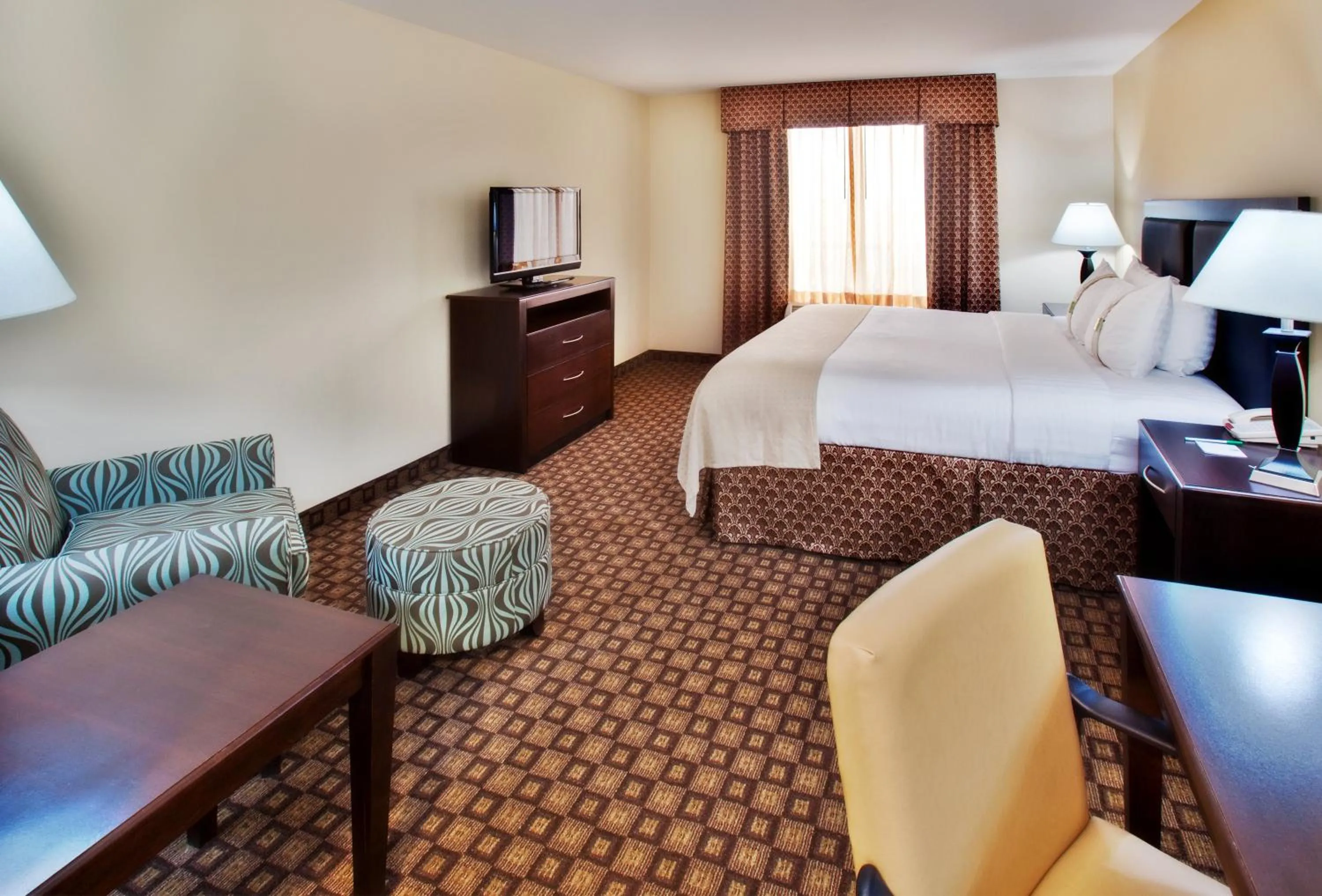 Photo of the whole room, Bed in Holiday Inn Quincy by IHG