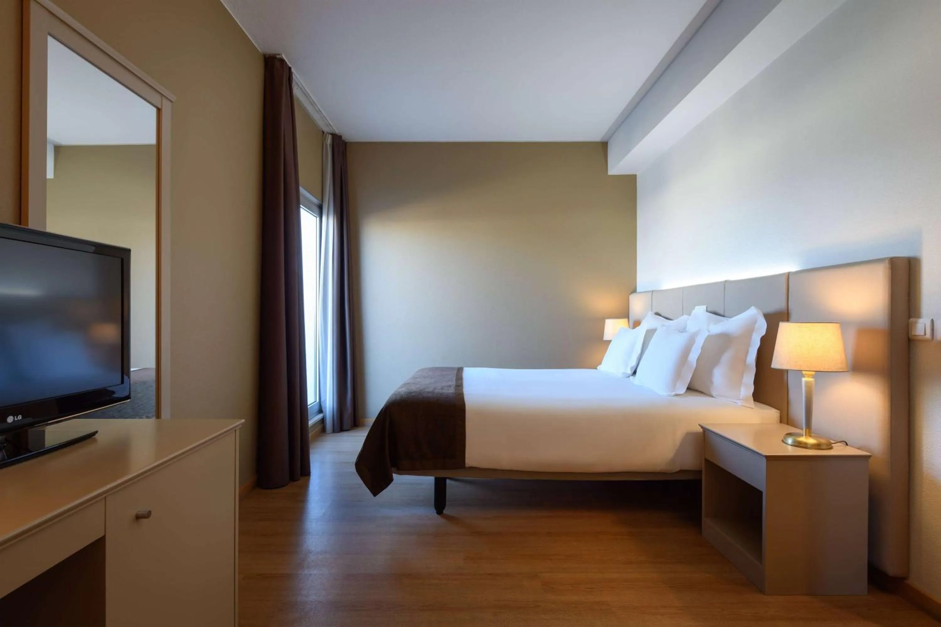 Photo of the whole room, Bed in TRYP by Wyndham Porto Centro Hotel