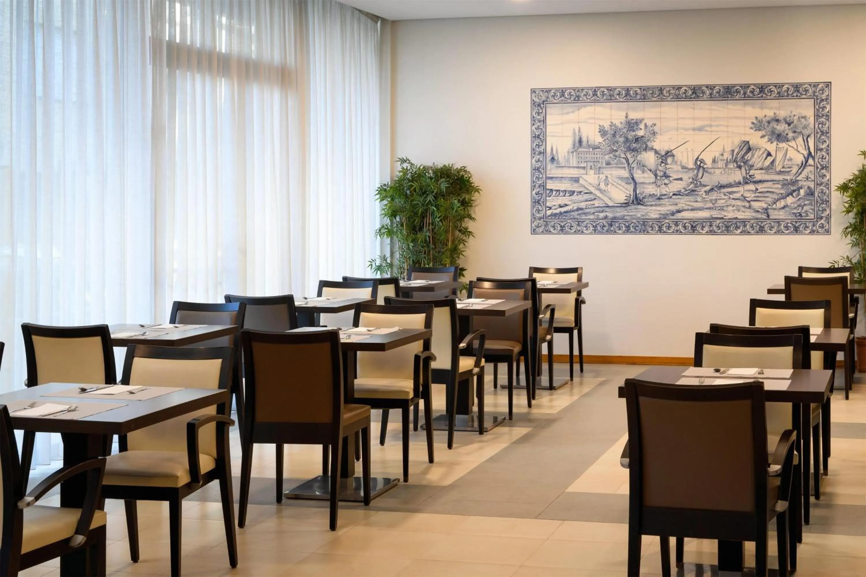 Restaurant/places to eat in TRYP by Wyndham Porto Centro Hotel