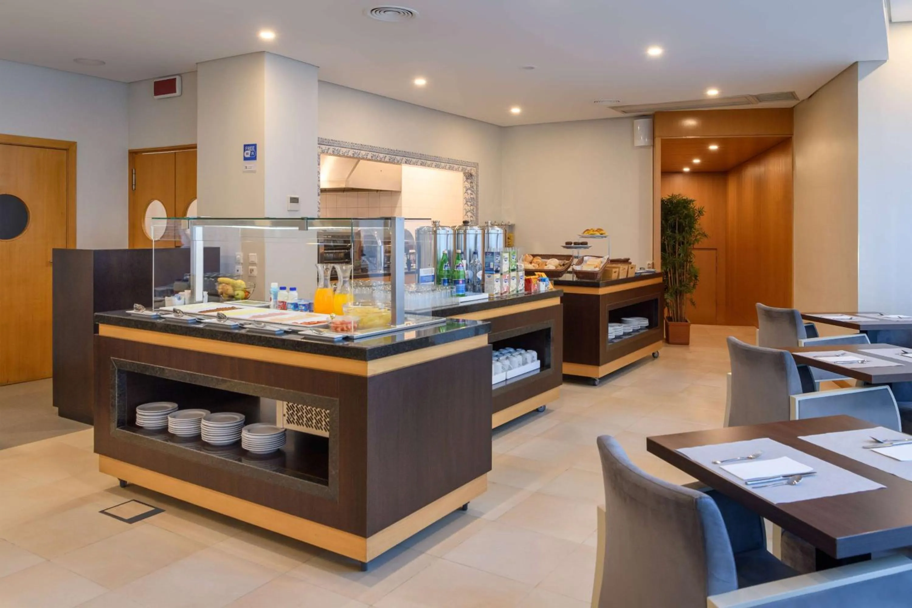 Restaurant/places to eat in TRYP by Wyndham Porto Centro Hotel