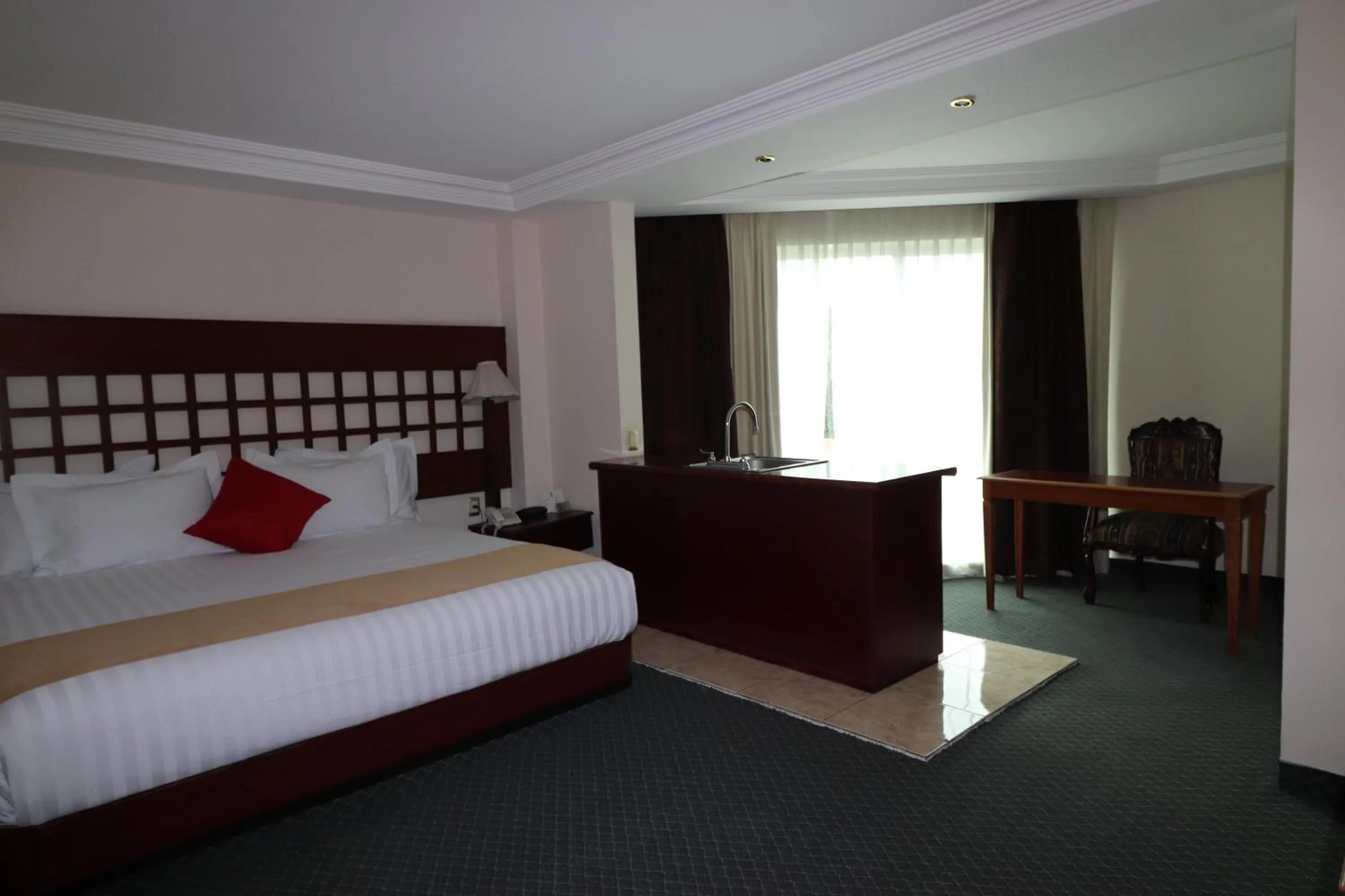 Photo of the whole room, Bed in Best Western Toluca