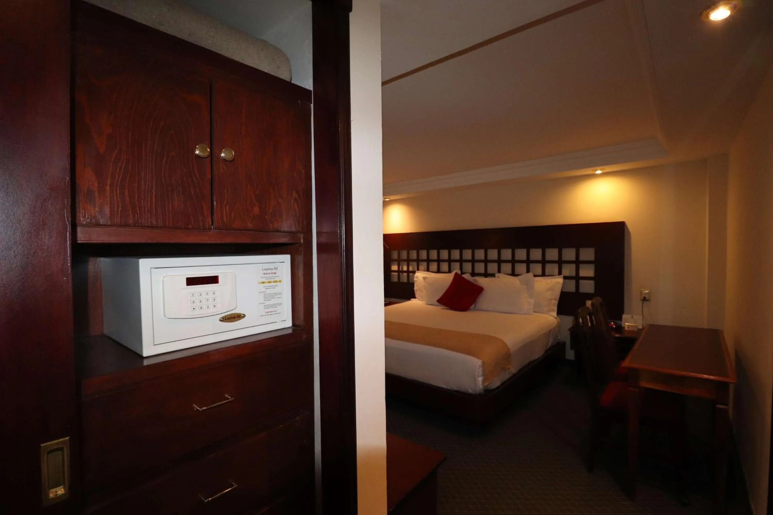 Bedroom, Bed in Best Western Toluca