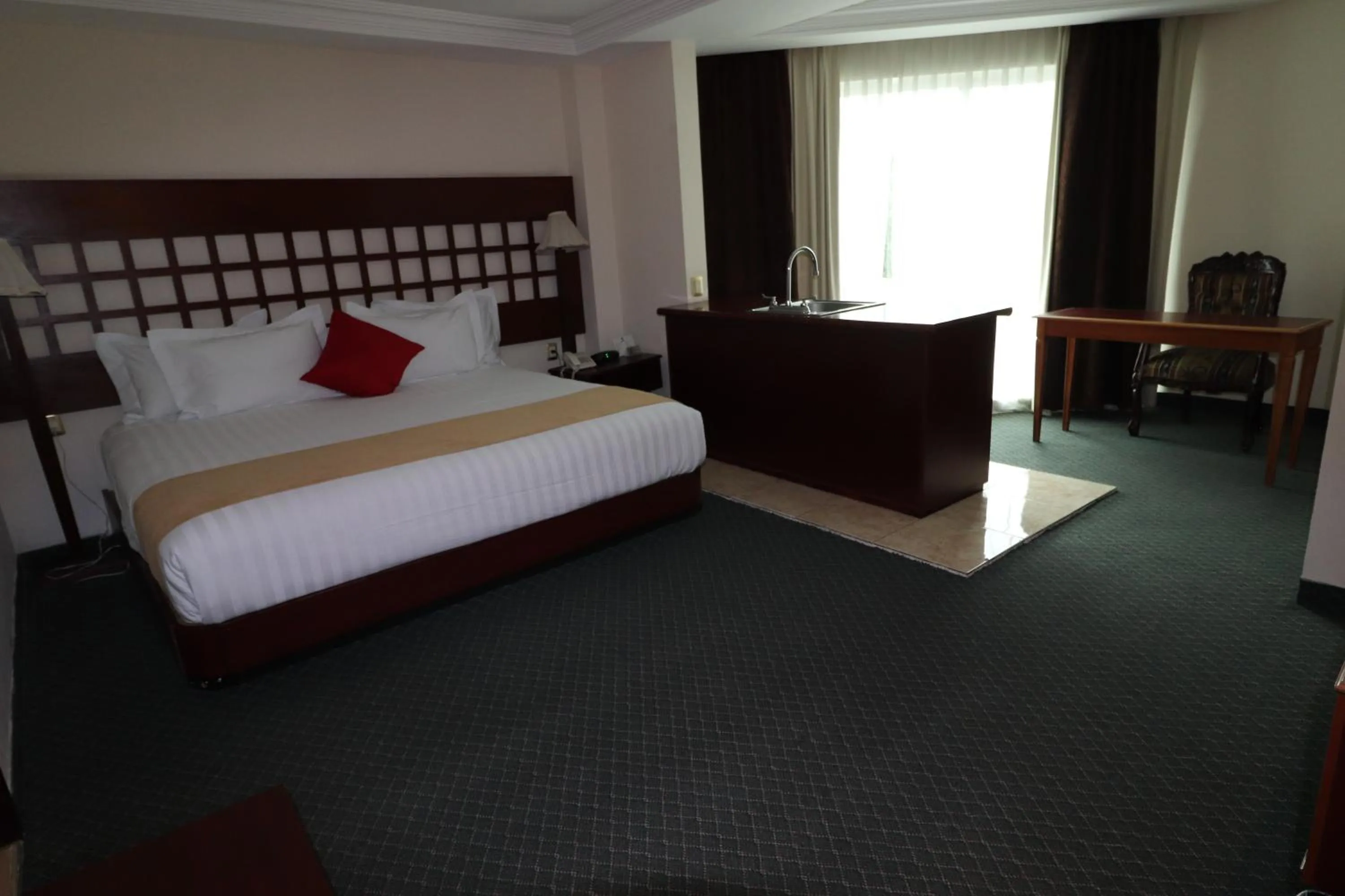 Photo of the whole room, Bed in Best Western Toluca