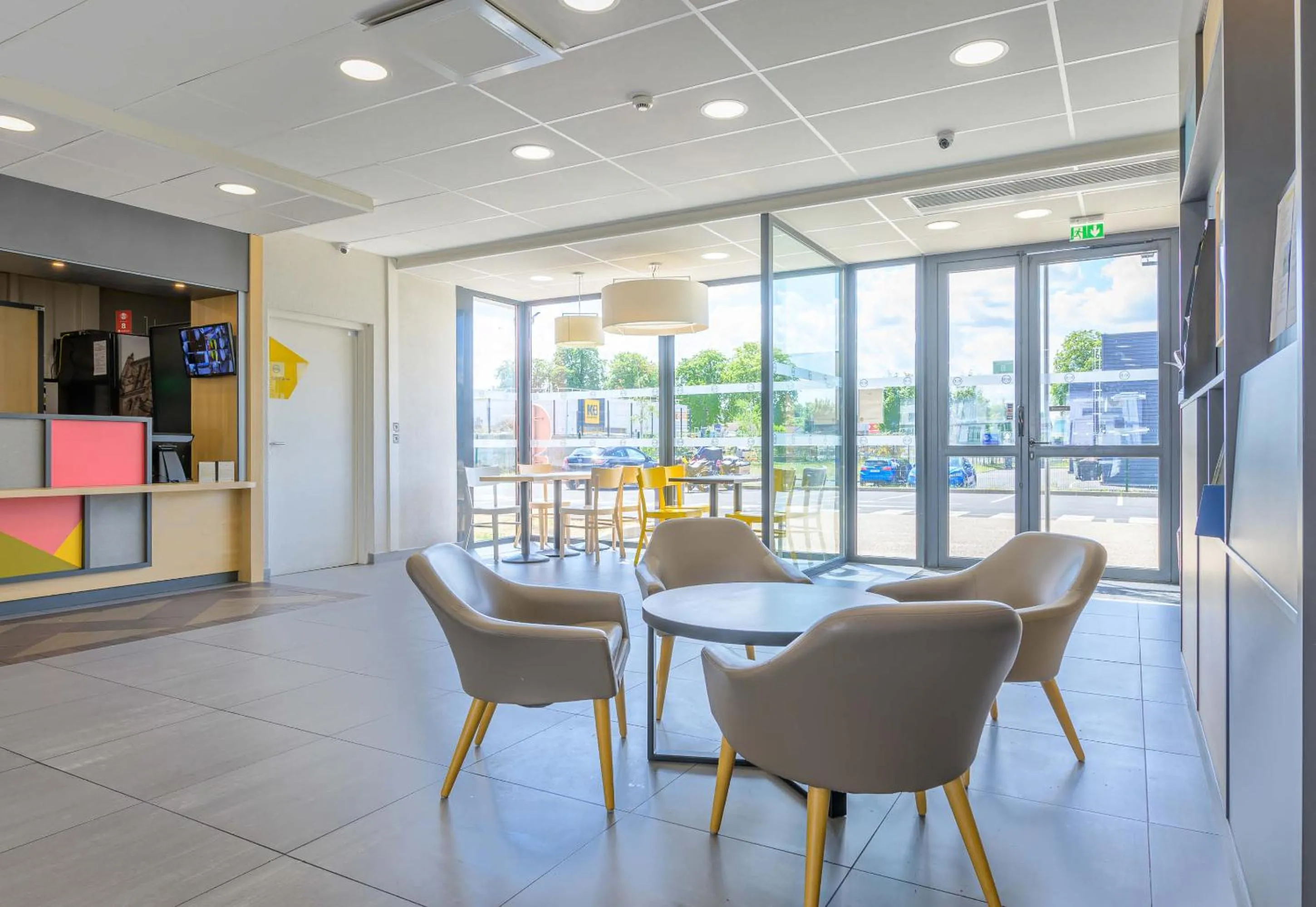 Lobby or reception in B&B HOTEL Meaux