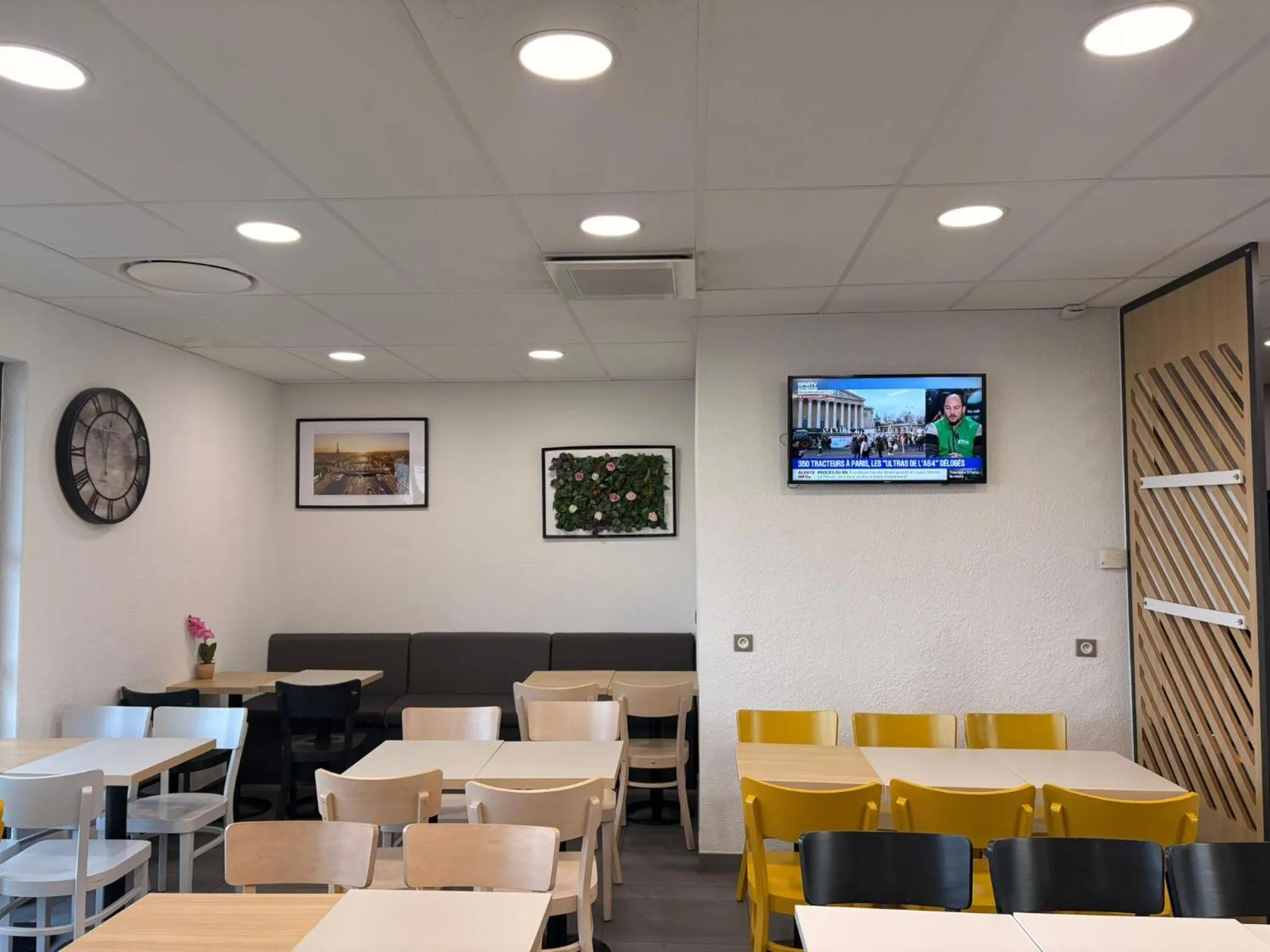 Breakfast in B&B HOTEL Meaux