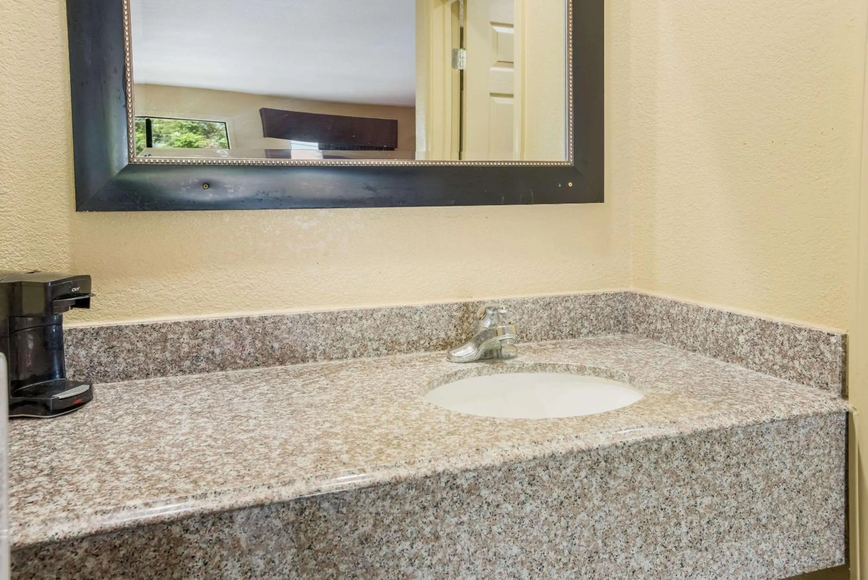 Bedroom in Econo Lodge Lake Charles University Area