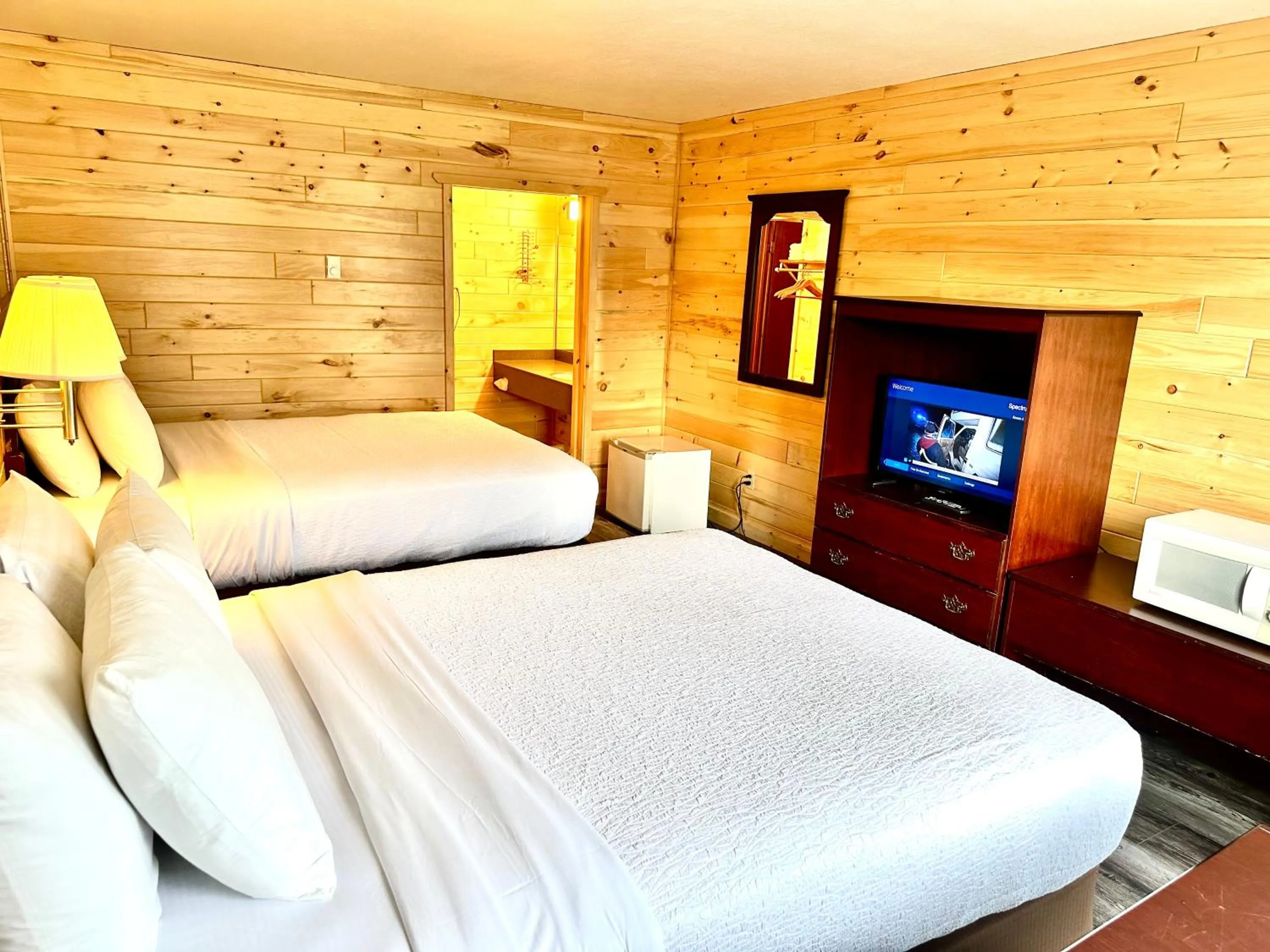 Bed in Sunrise Beach Motel