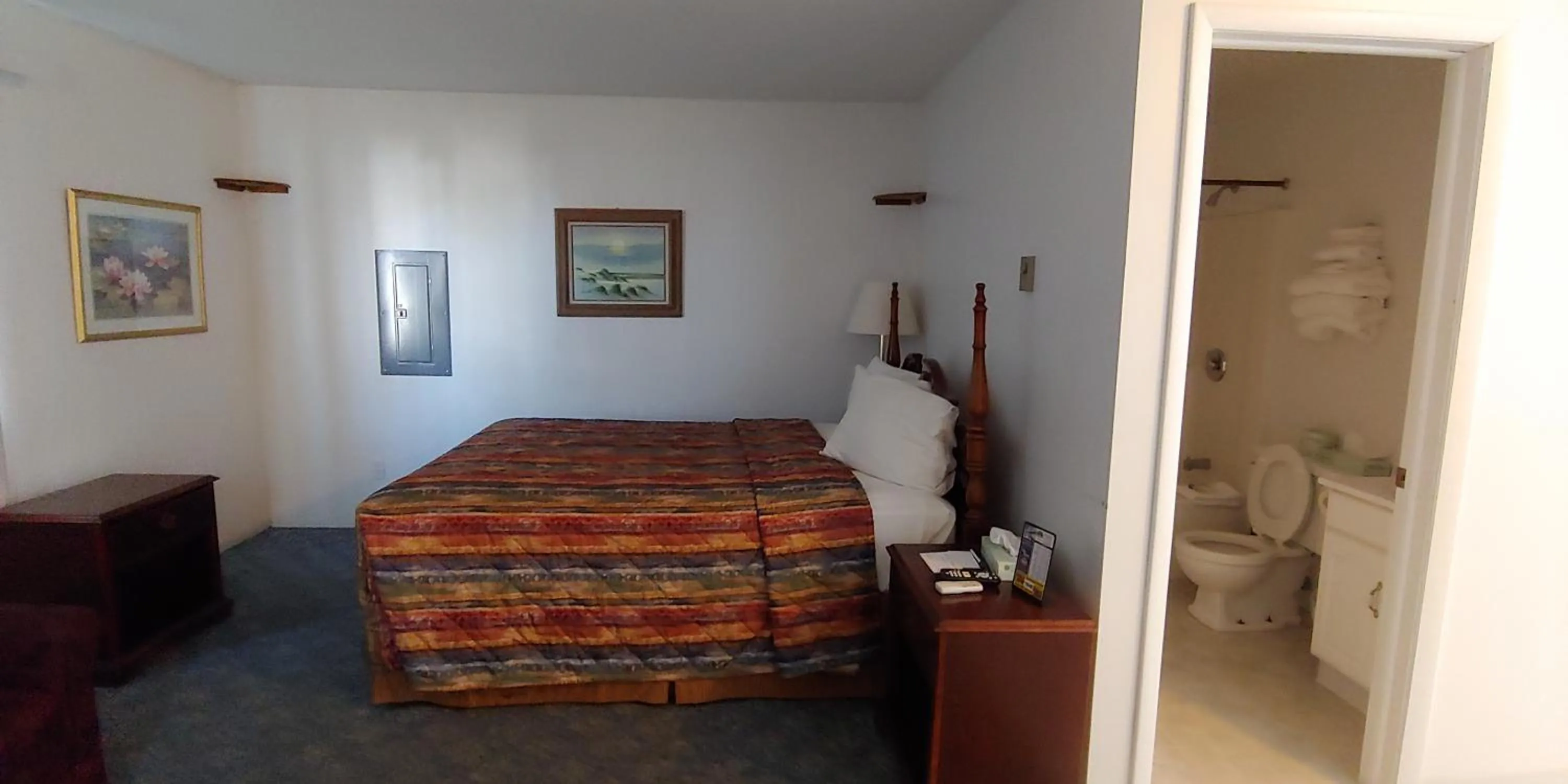 Bed in Sunrise Beach Motel