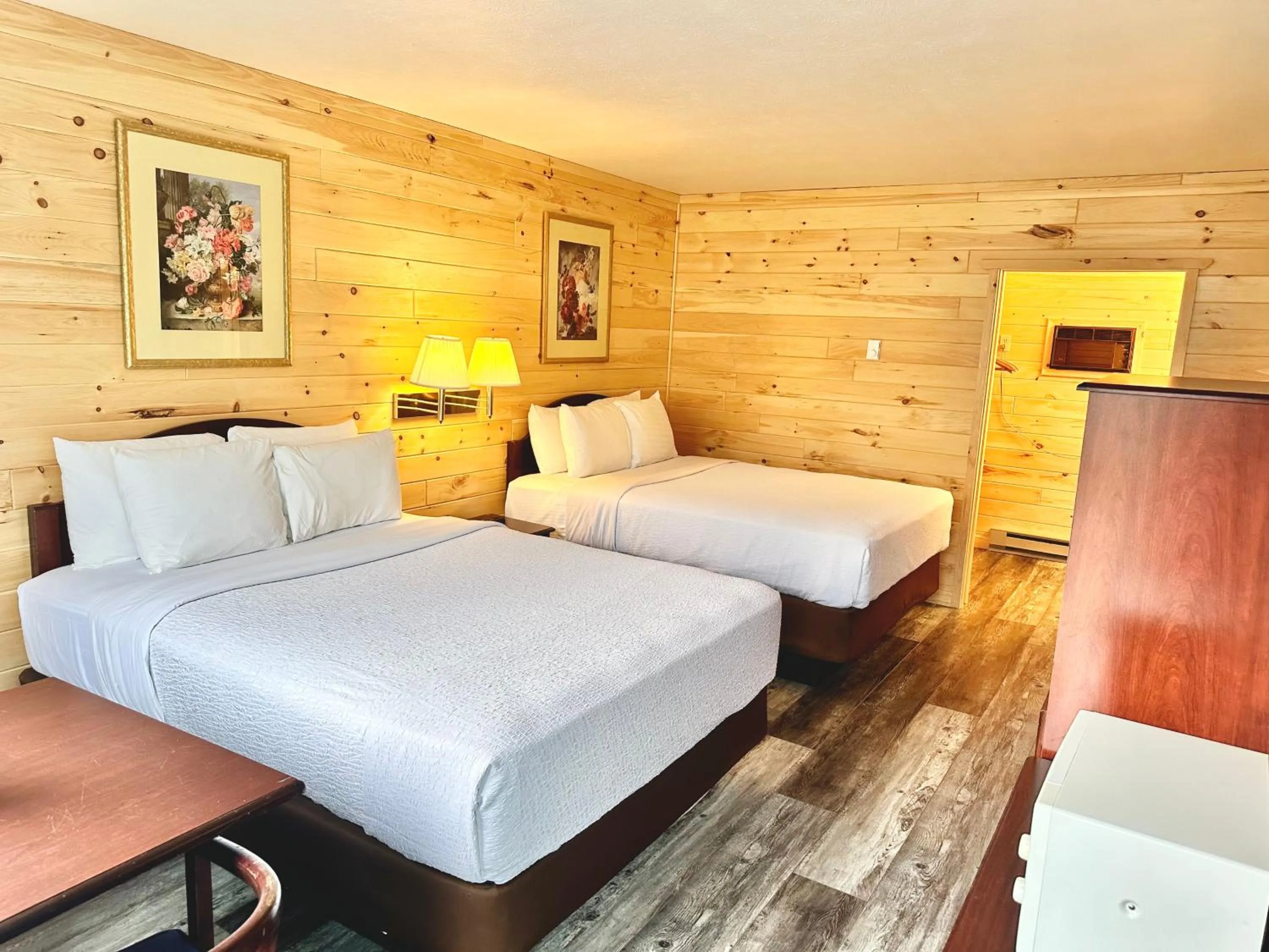 Bed in Sunrise Beach Motel