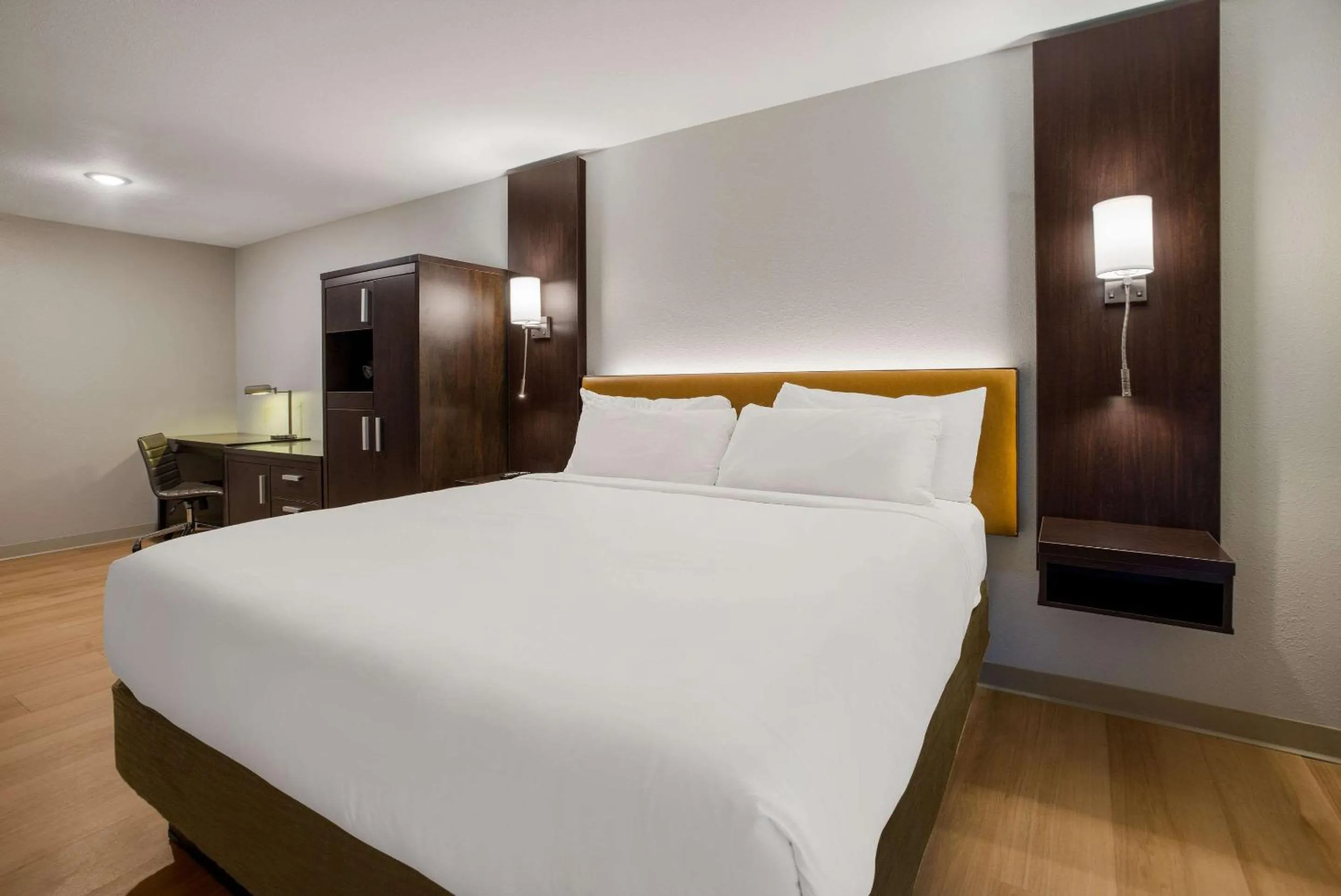 Bedroom in Quality Suites Lake Charles Downtown