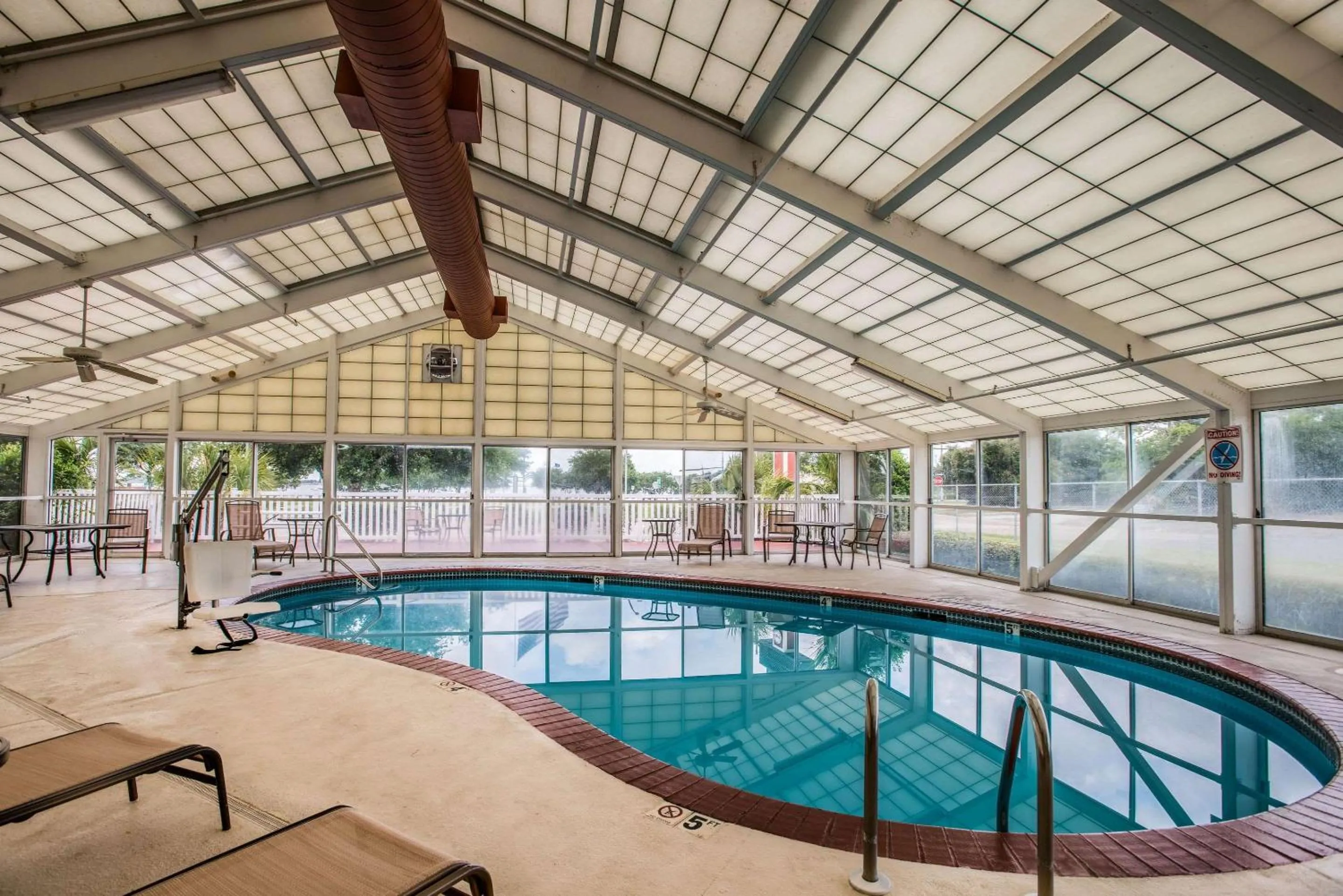 Swimming Pool in Quality Suites Lake Charles Downtown