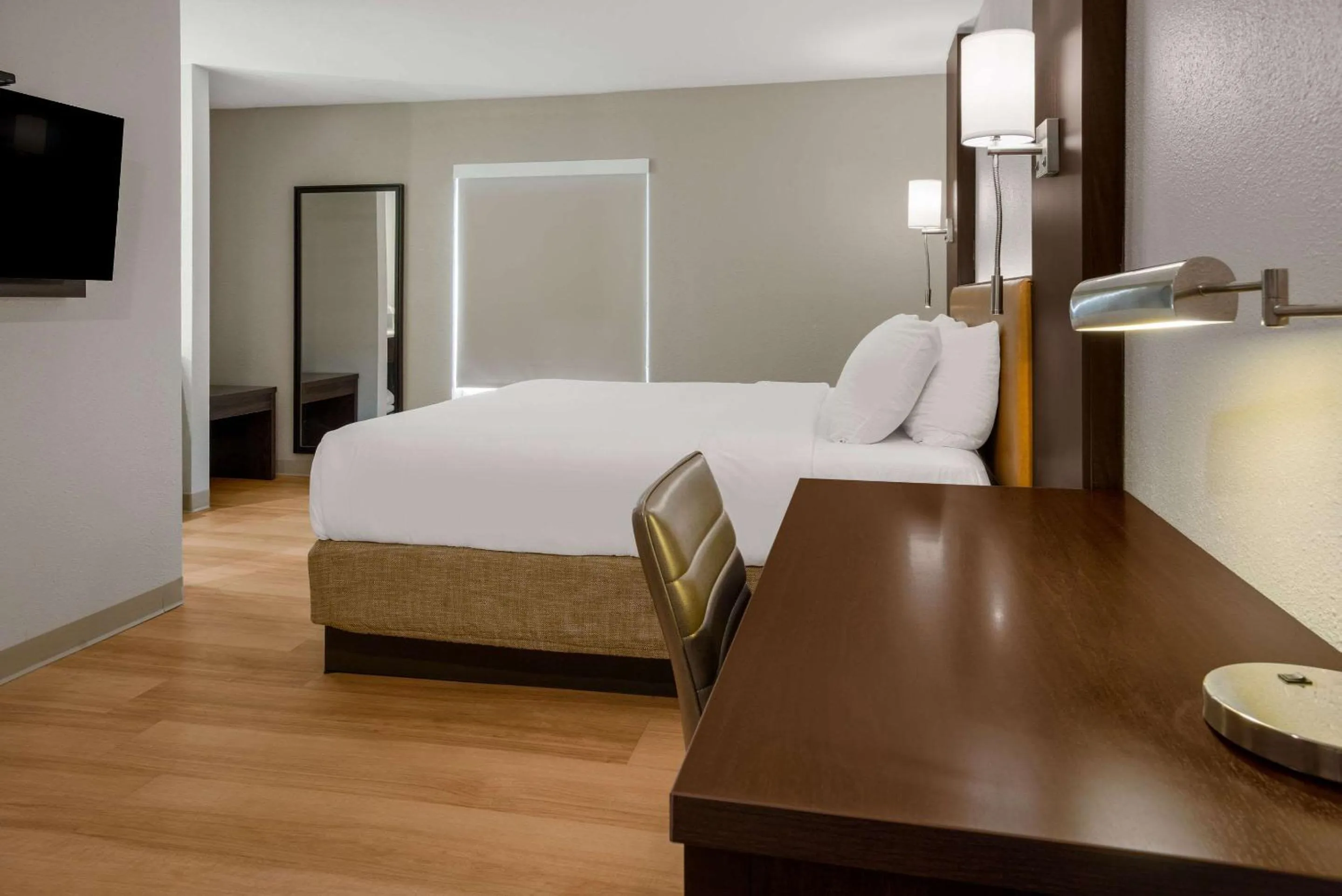 Bedroom in Quality Suites Lake Charles Downtown