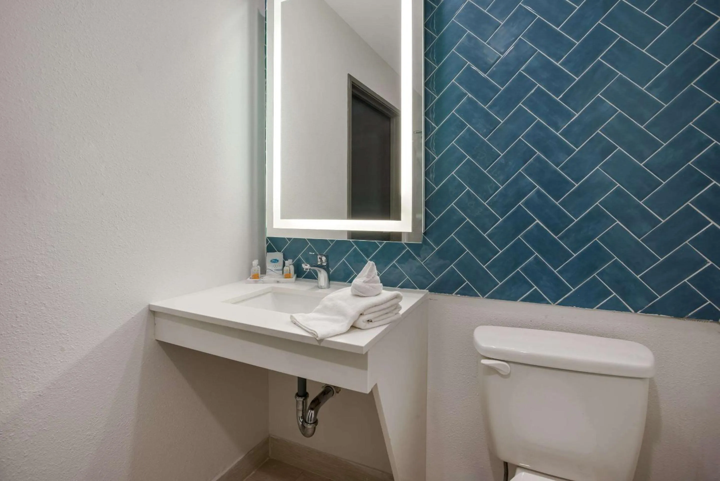 Bedroom, Bathroom in Quality Suites Lake Charles Downtown