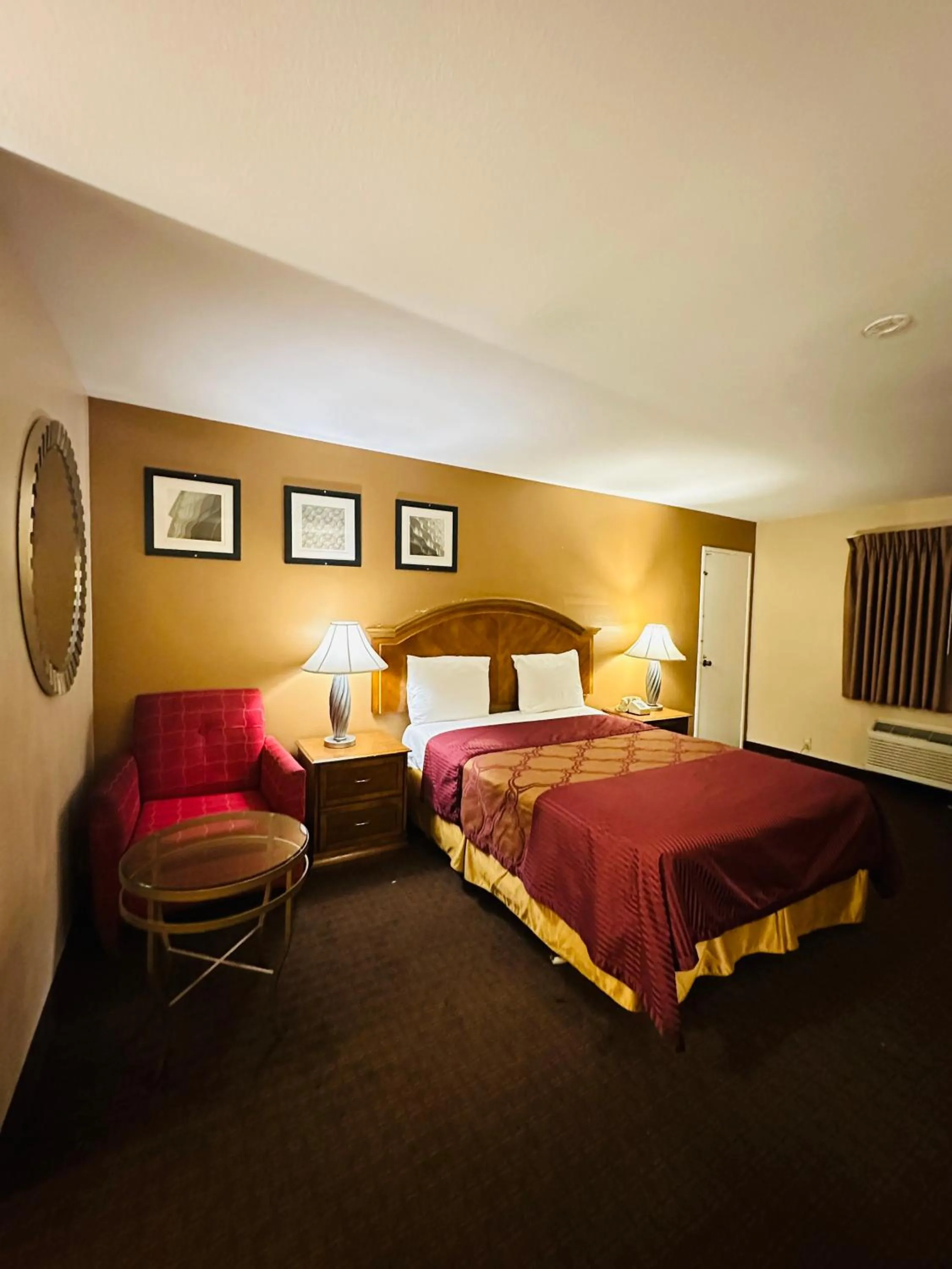 Bed in Franciscan Inn Motel