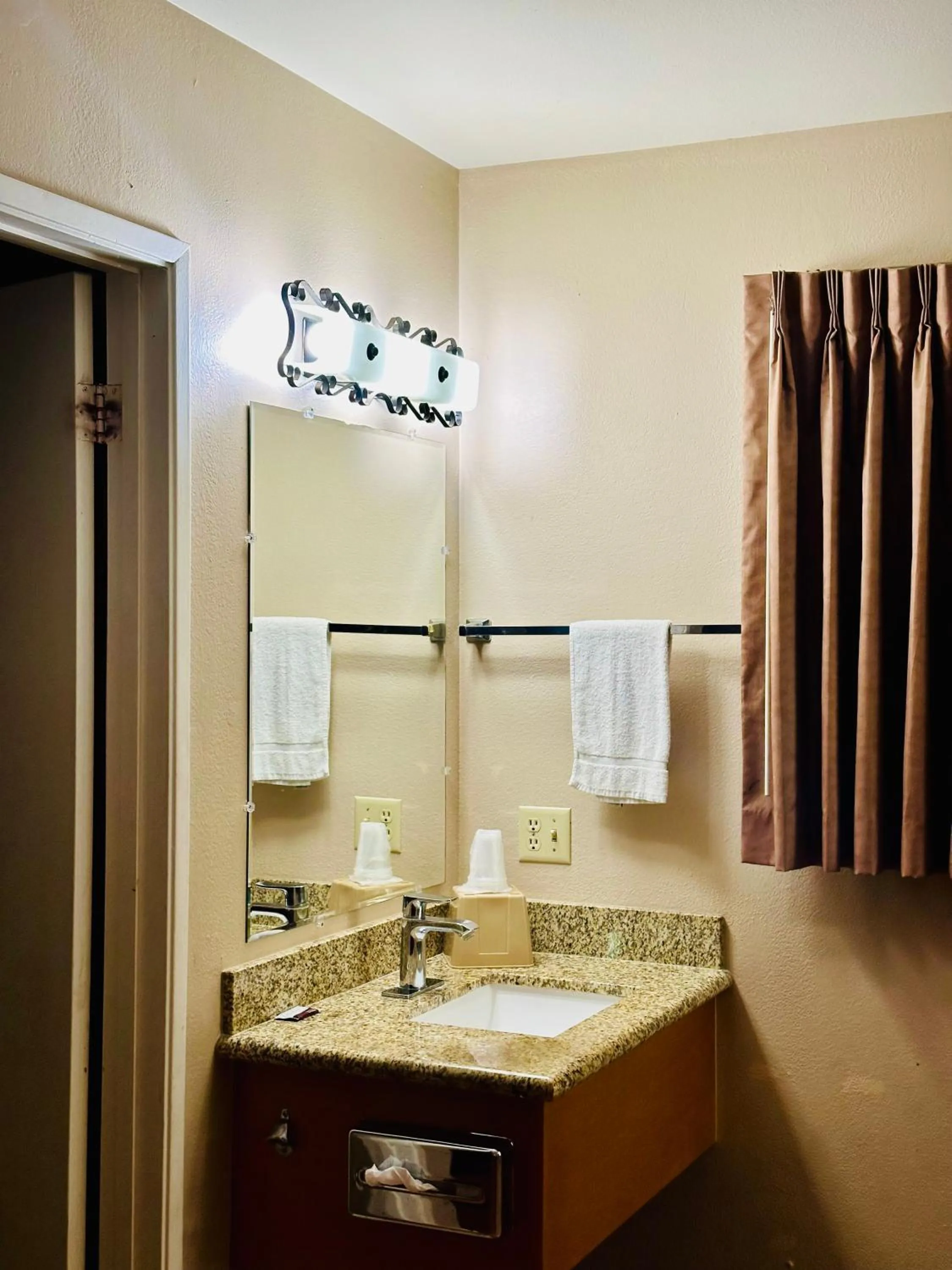 Bathroom in Franciscan Inn Motel