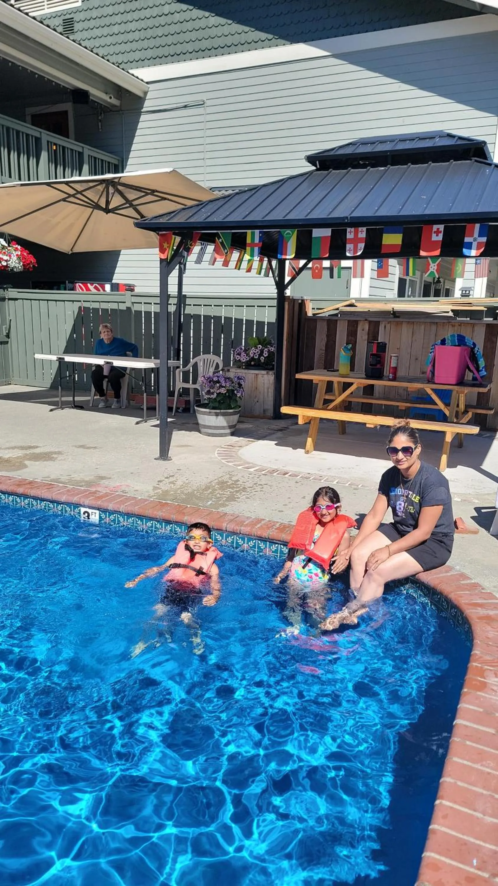 Pool view in Fidalgo Country Inn