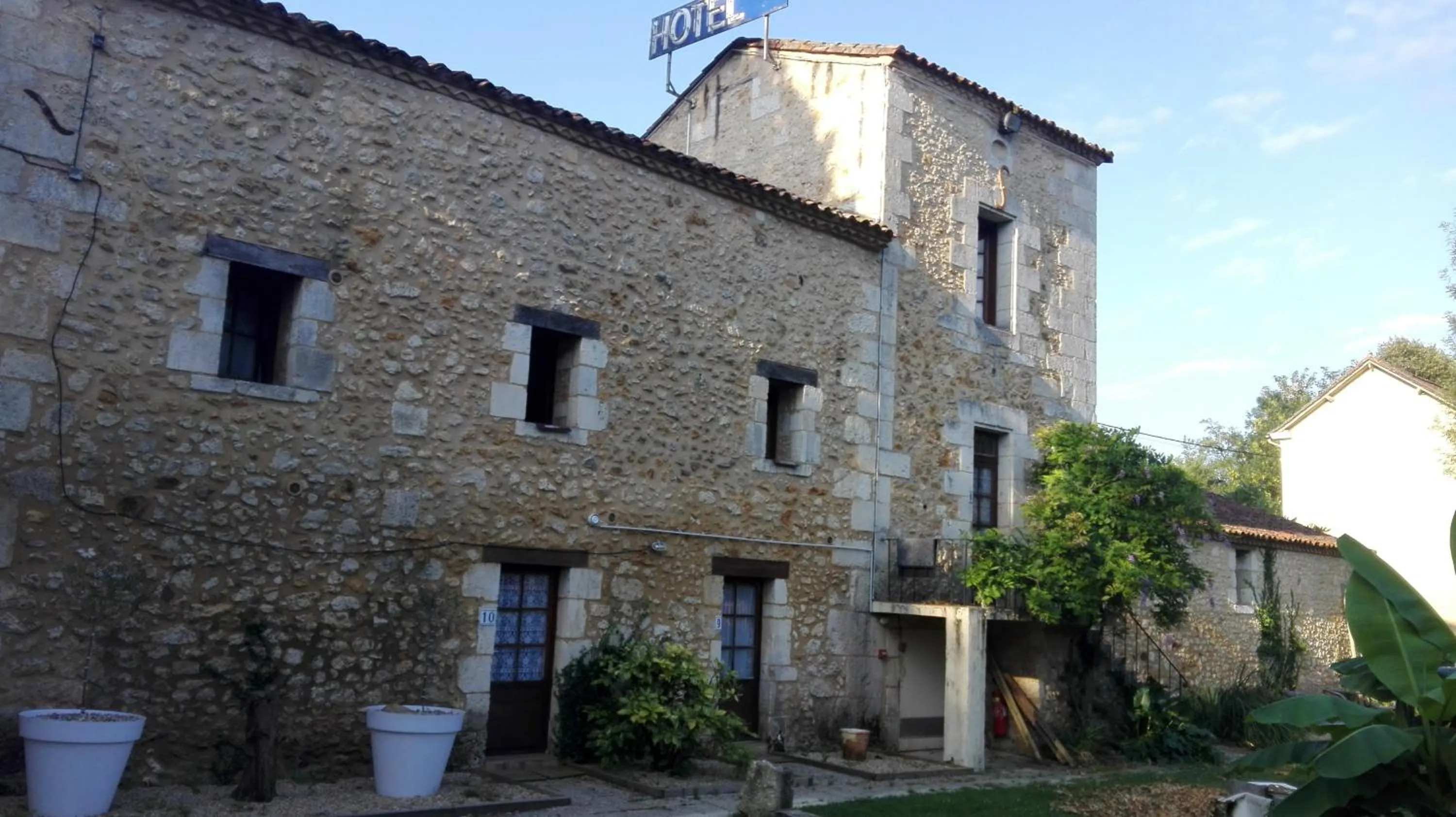 Property building in Les Tamaris