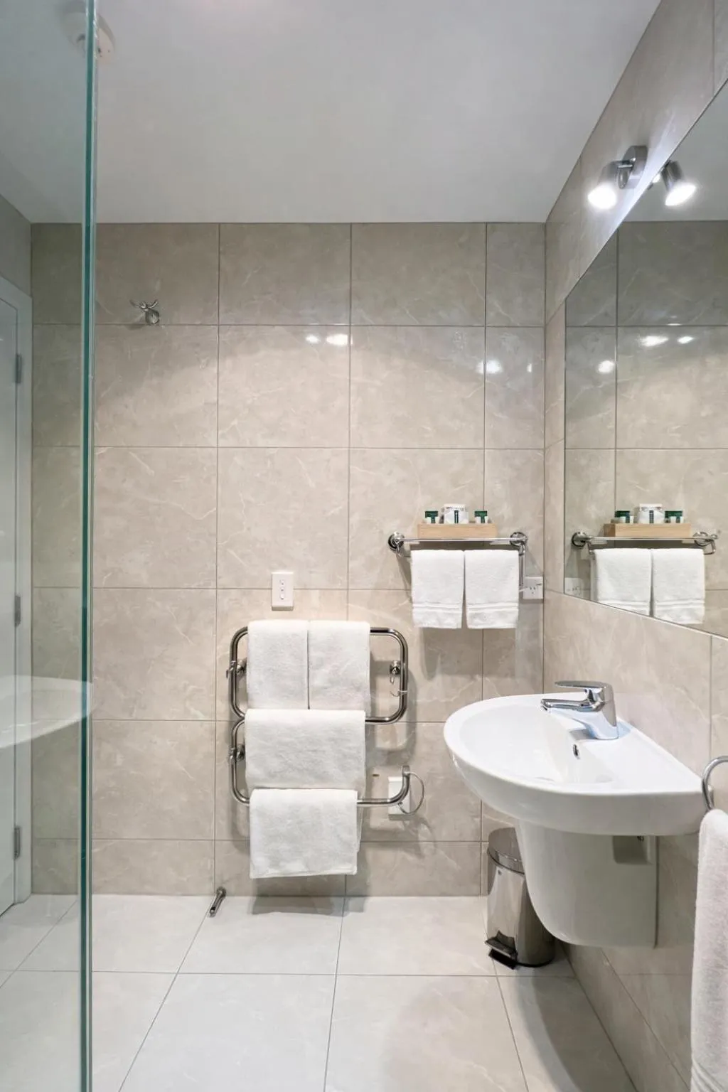 Toilet in BKs Premier Motel Esplanade