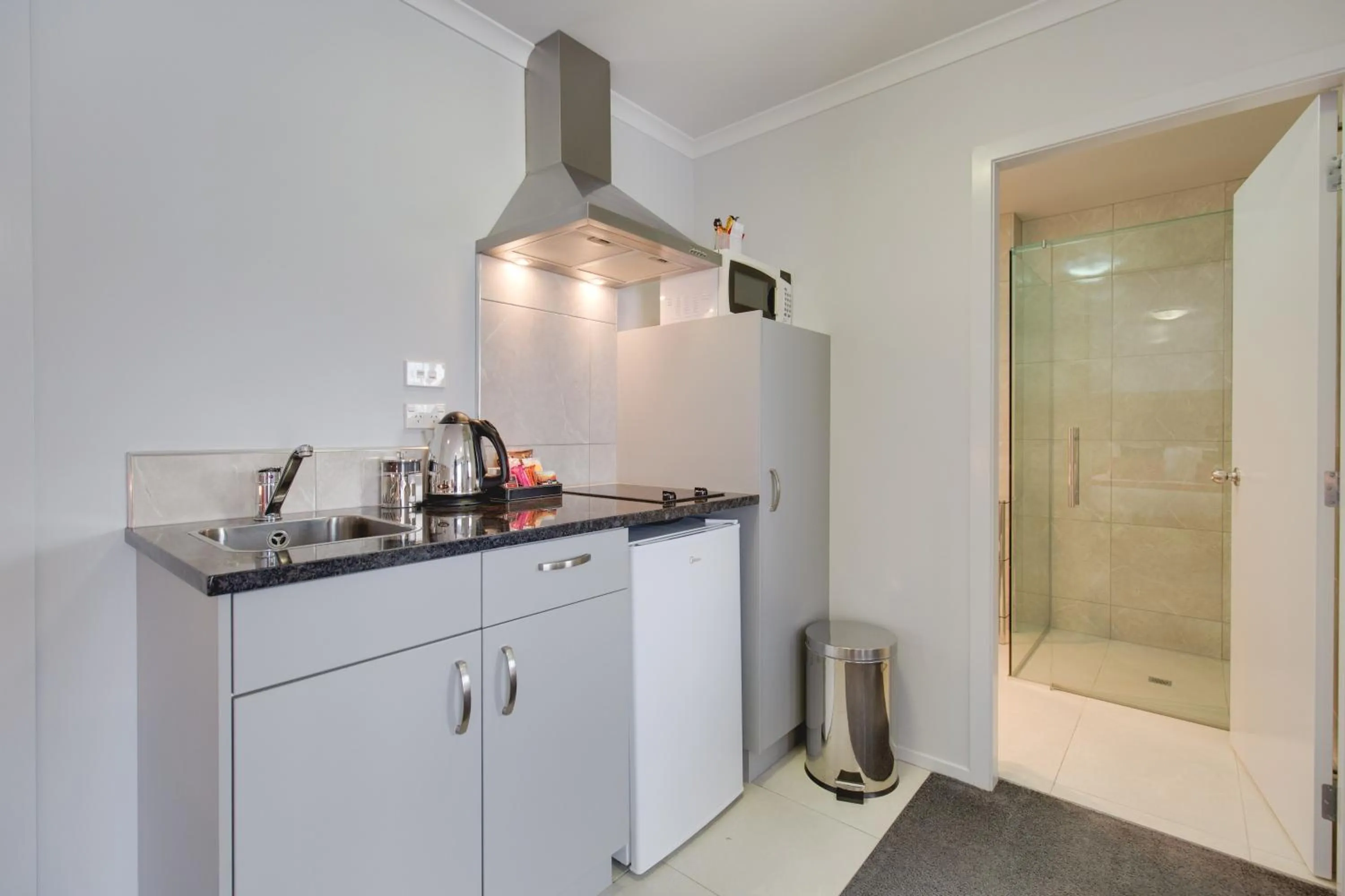 Shower in BKs Premier Motel Esplanade