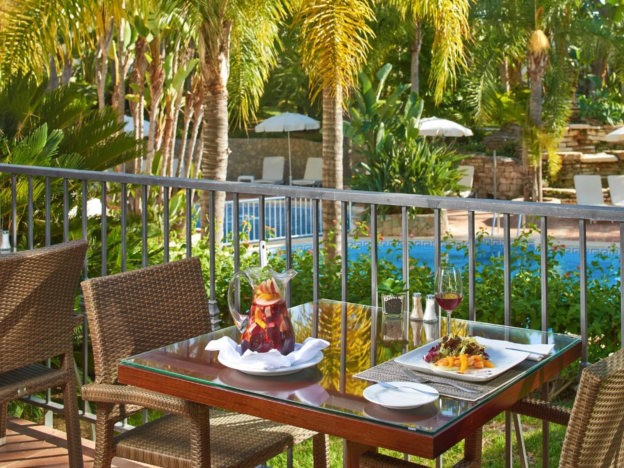 Restaurant/places to eat in Vale Do Garrao Villas