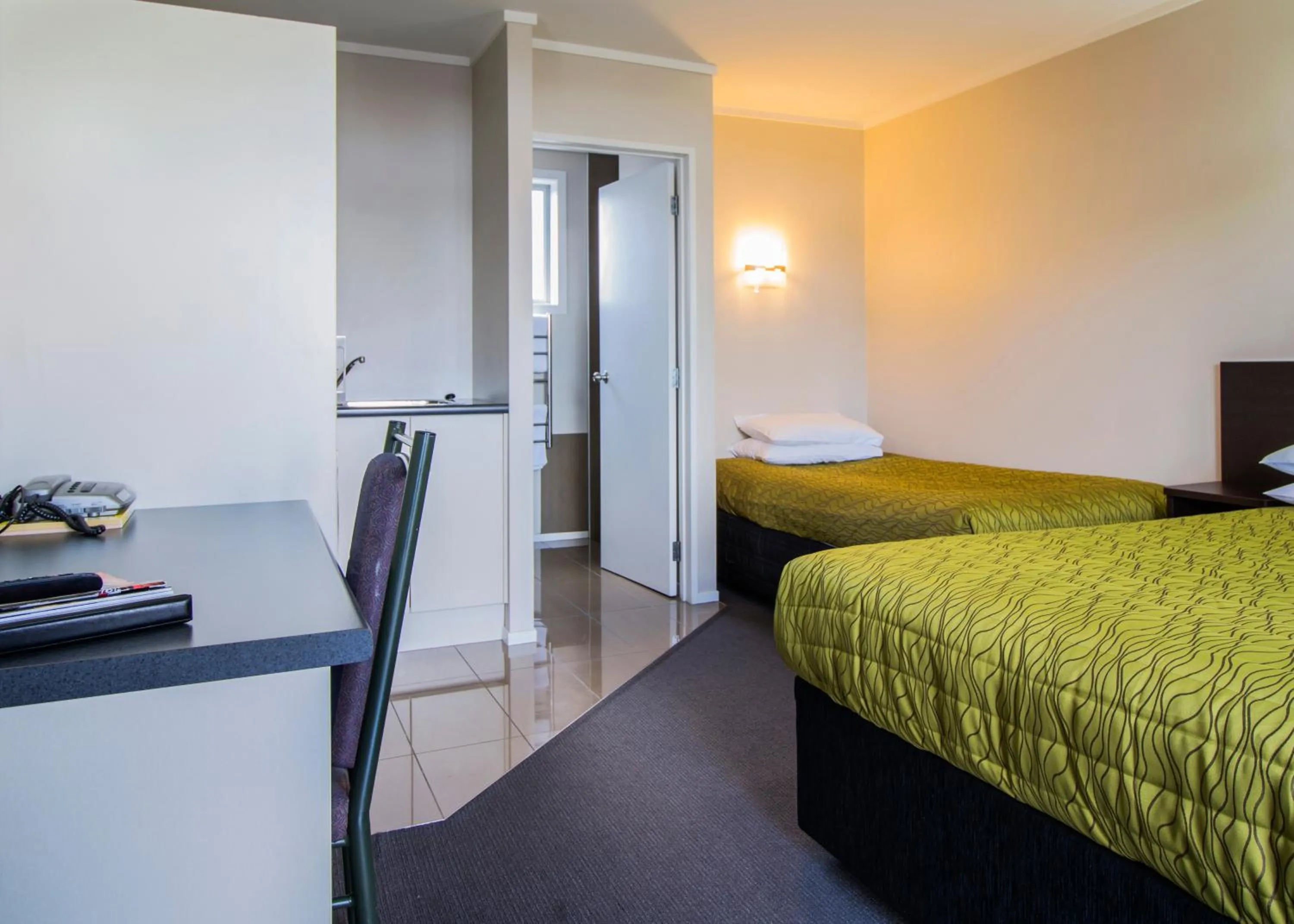 Photo of the whole room, Bed in Aspree Motor Inn