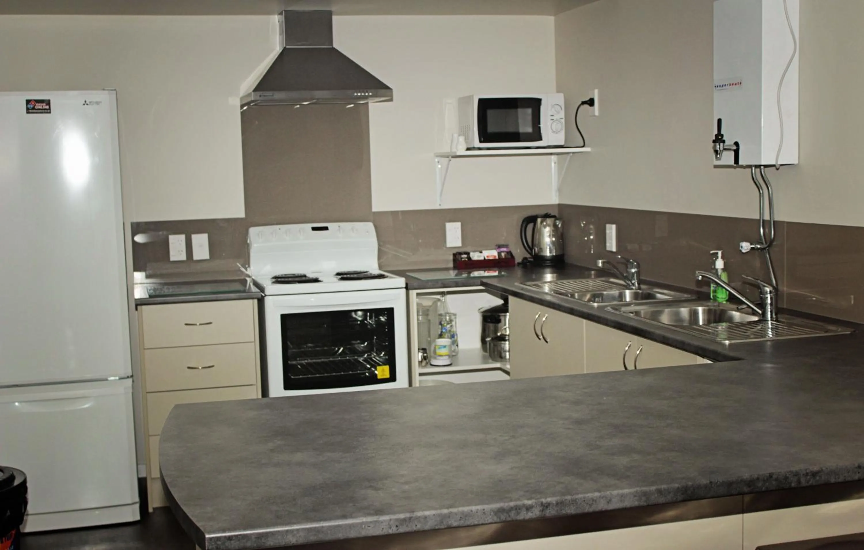 Kitchen or kitchenette in Aspree Motor Inn