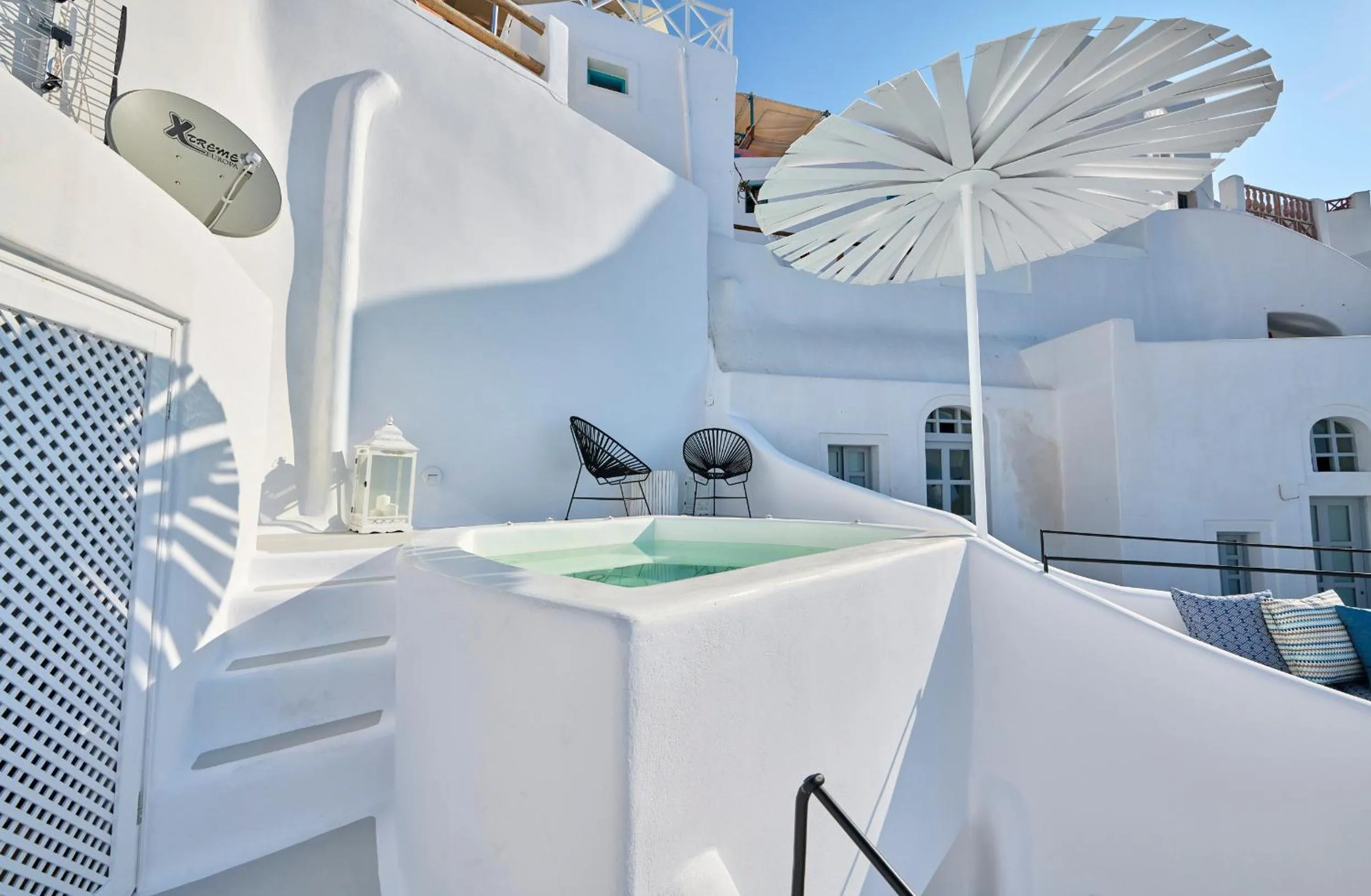 Hot Tub in Cave Suite Oia