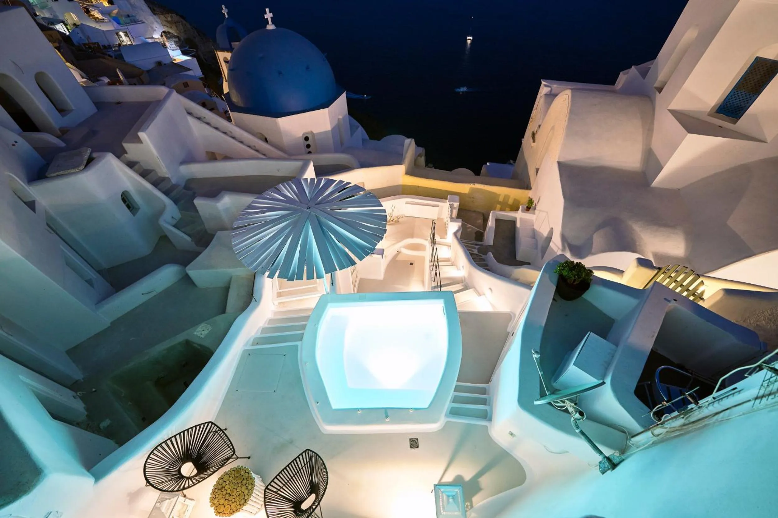 Hot Tub in Cave Suite Oia