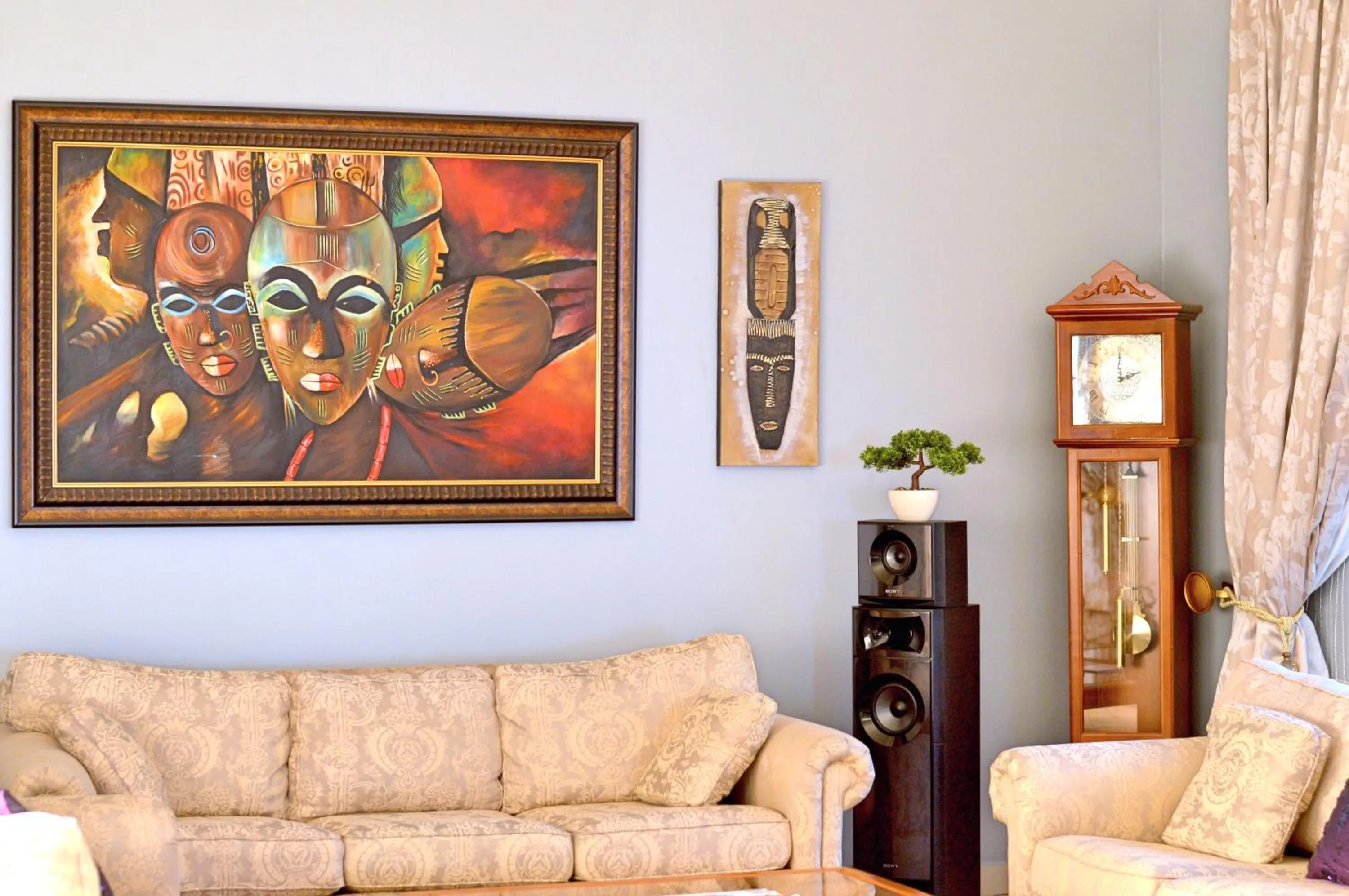 Communal lounge/ TV room in Rehoboth Mountain Suites
