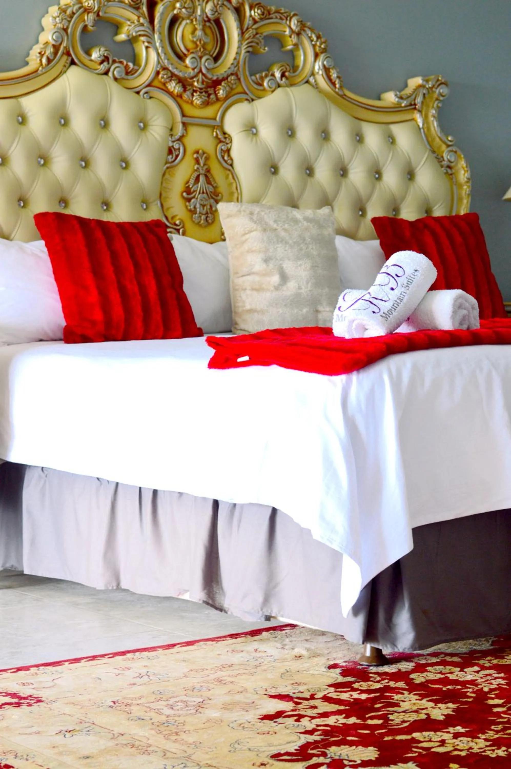 Decorative detail, Bed in Rehoboth Mountain Suites