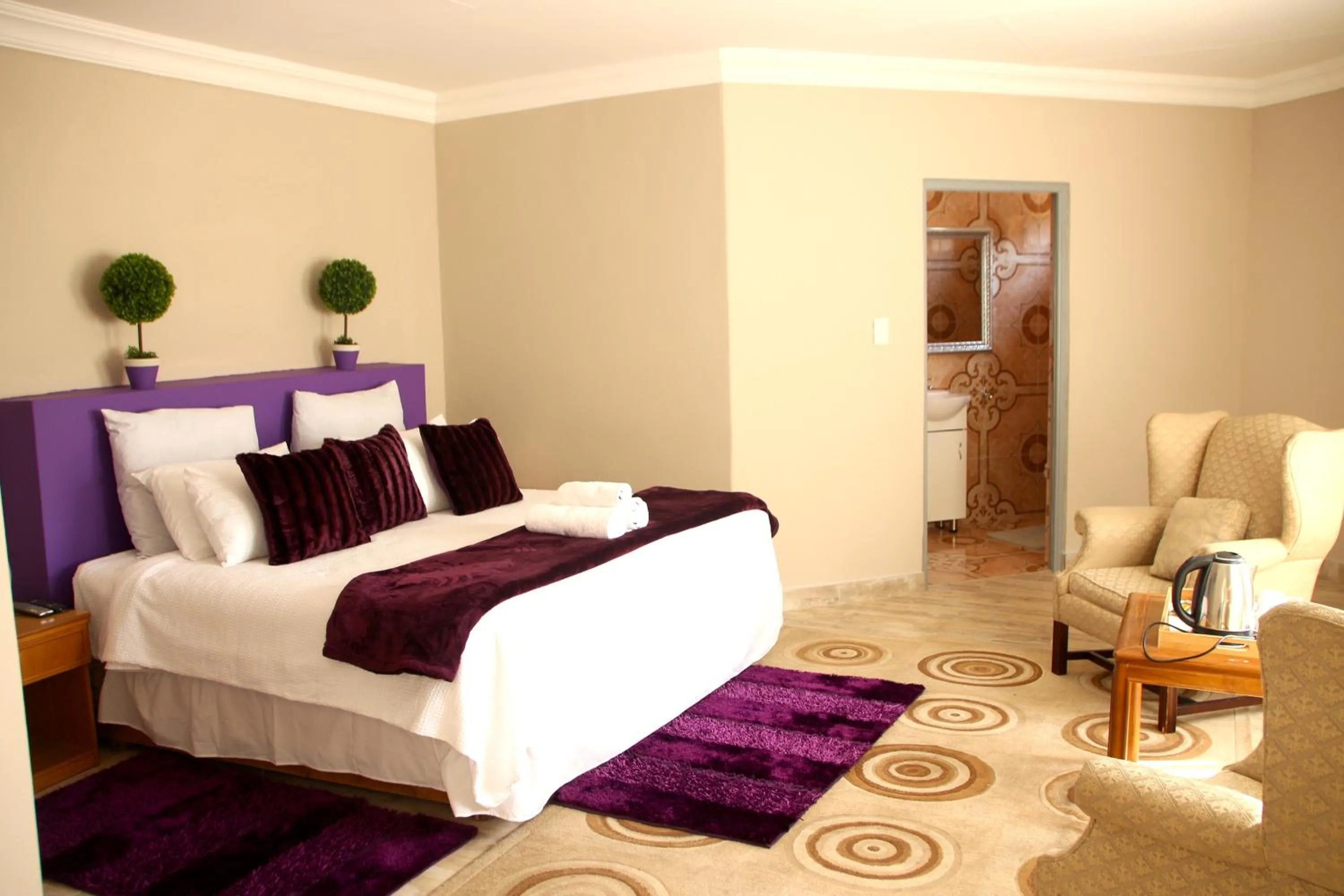 Toilet, Bed in Rehoboth Mountain Suites
