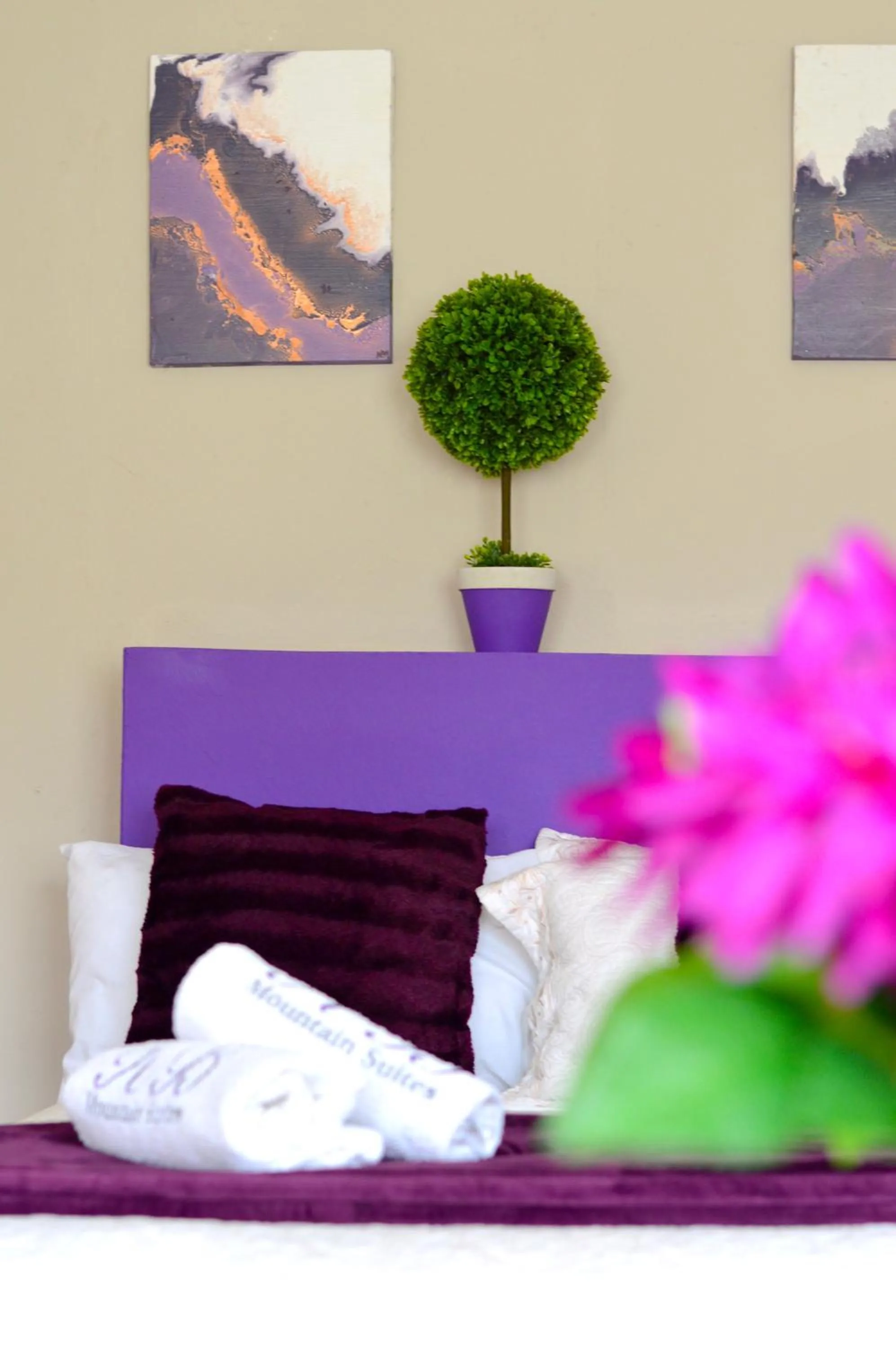 Decorative detail, Bed in Rehoboth Mountain Suites