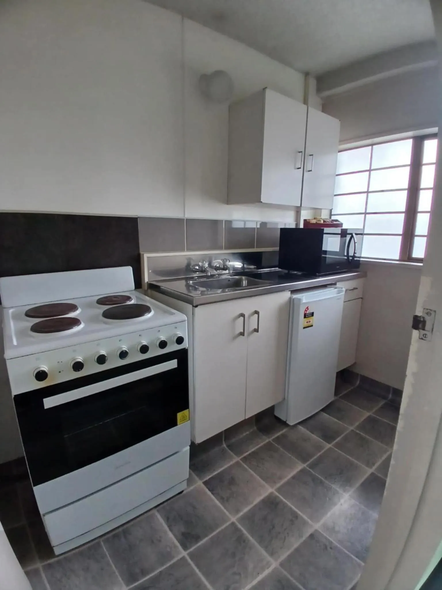 Kitchen or kitchenette in Ambassador Motel